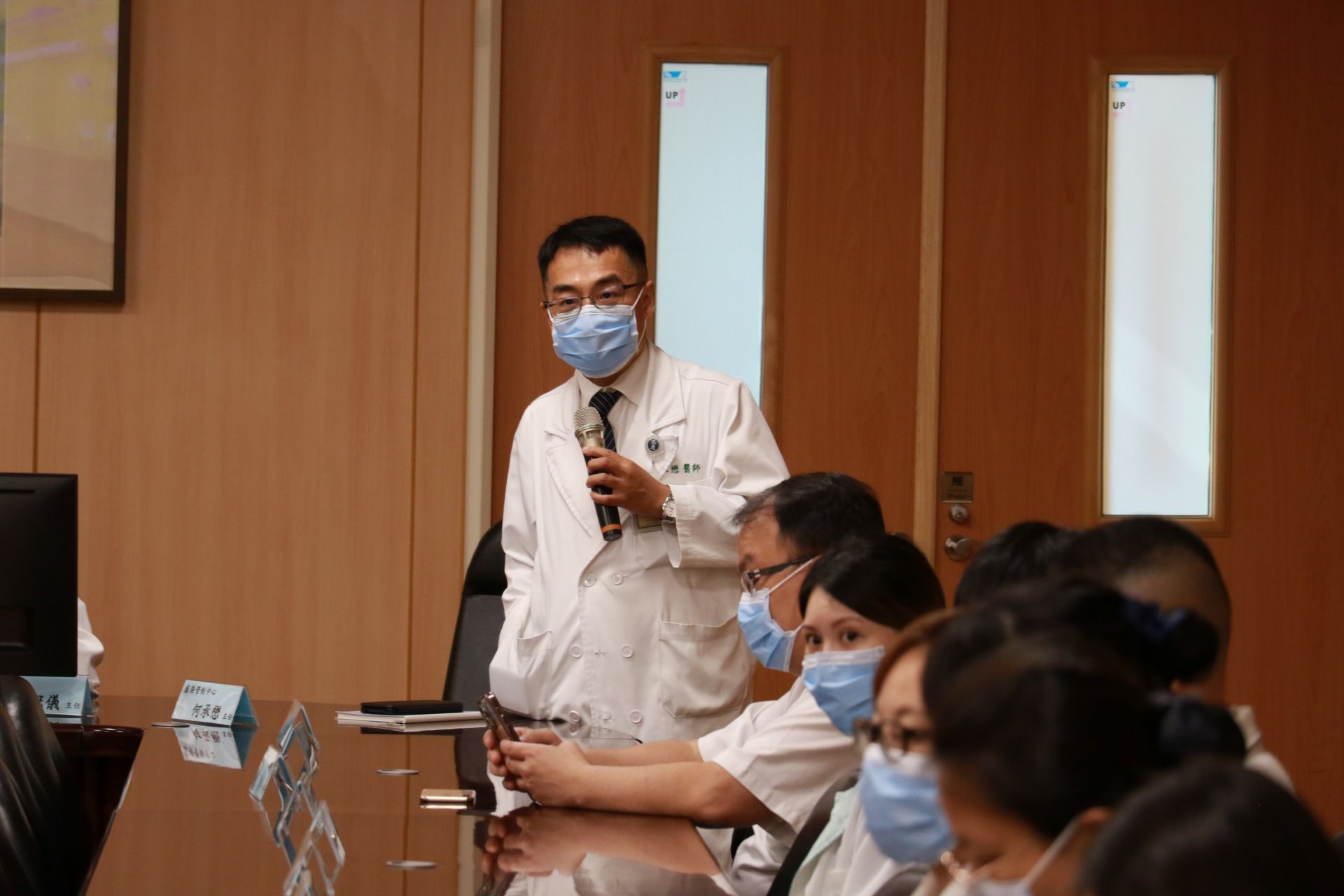 感染管制中心主任何承懋強調，演練嚴格落實防護衣穿脫及動線分流，保障病人、醫護與社區安全。