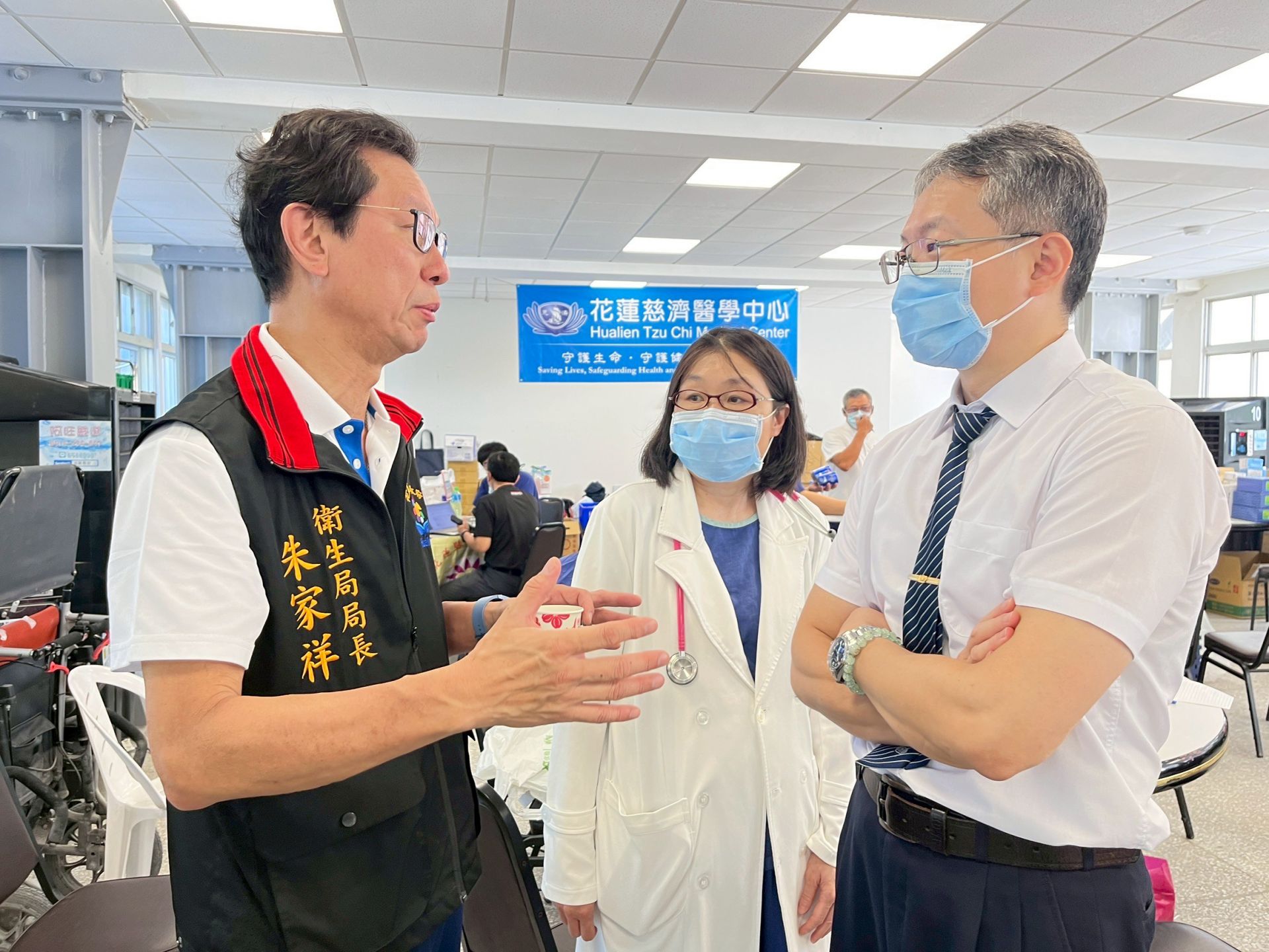 花蓮慈院副院長張宇勳(右)與花蓮縣衛生局局長朱家祥(左)討論接下來災區醫療的方向。