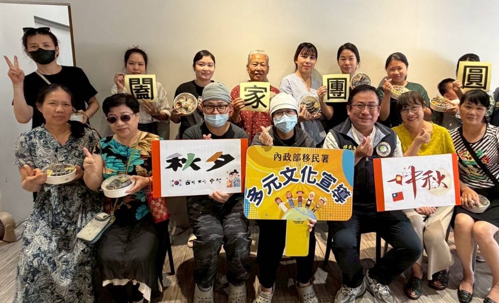 學員與講師權世基(第一排左三)全員開心大合影，並一起祝福大家佳節闔家團圓