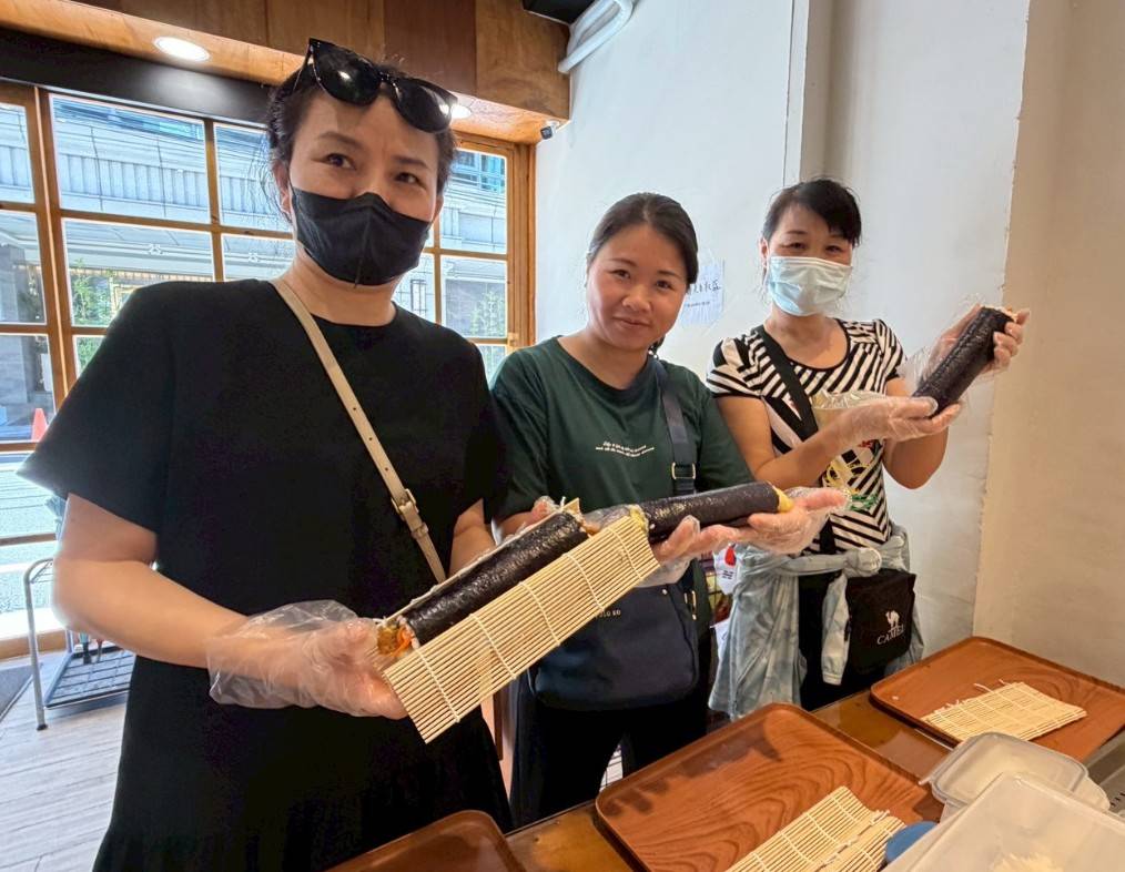 學員與自己辛苦手作的美味韓式飯捲合影