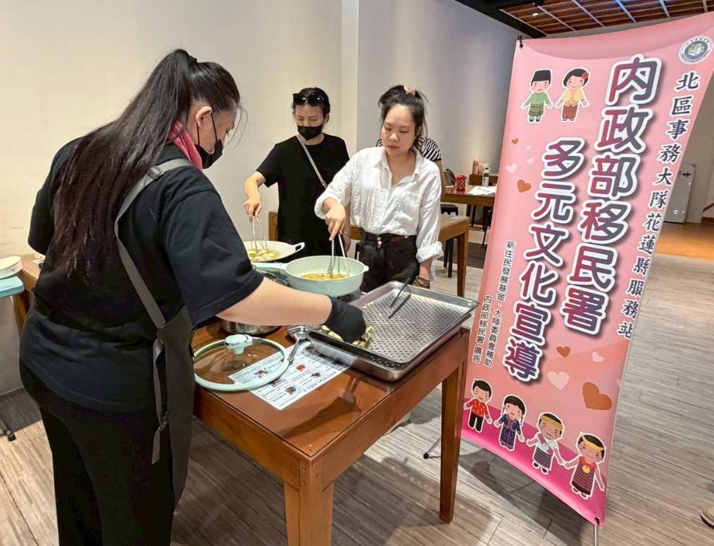 新住民朋友於講師指導下，扮演韓國媳婦，認真準備韓國秋夕日祭祀祖先的料理。