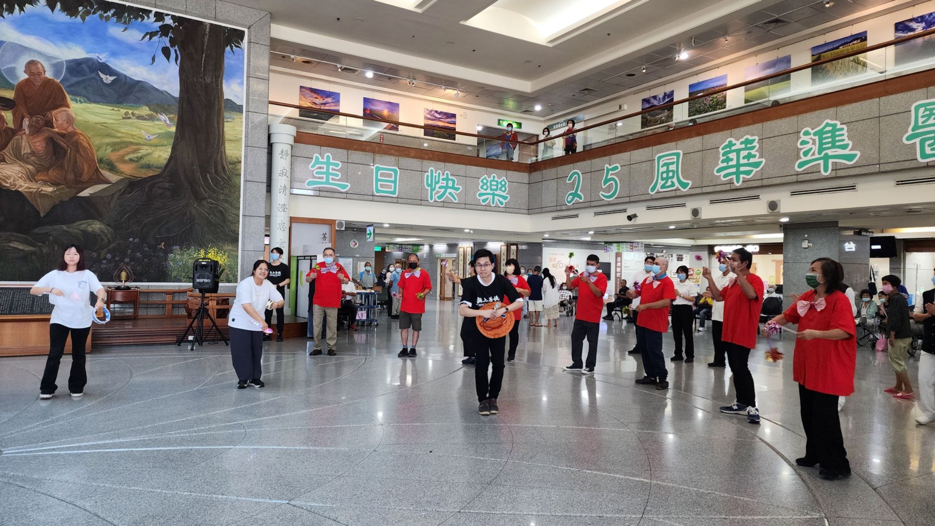 職能治療實習生帶領大家以充滿朝氣的歌舞表演揭開序幕