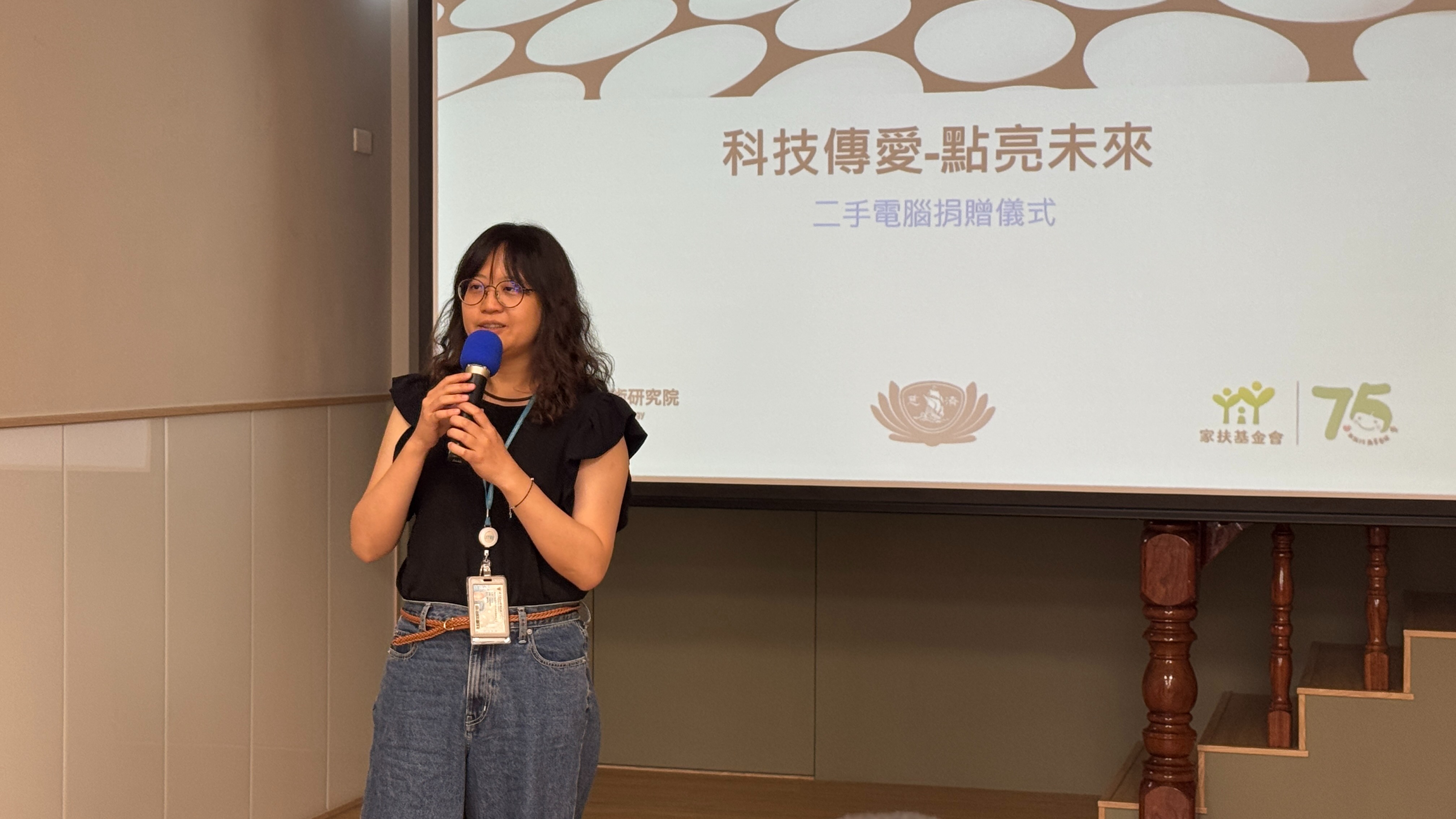 工研院社會公益委員會秘書顧文舒說明和慈濟合作進行再利用及性能提昇，嘉惠偏鄉孩童，正符合另一種永續利用的精神。