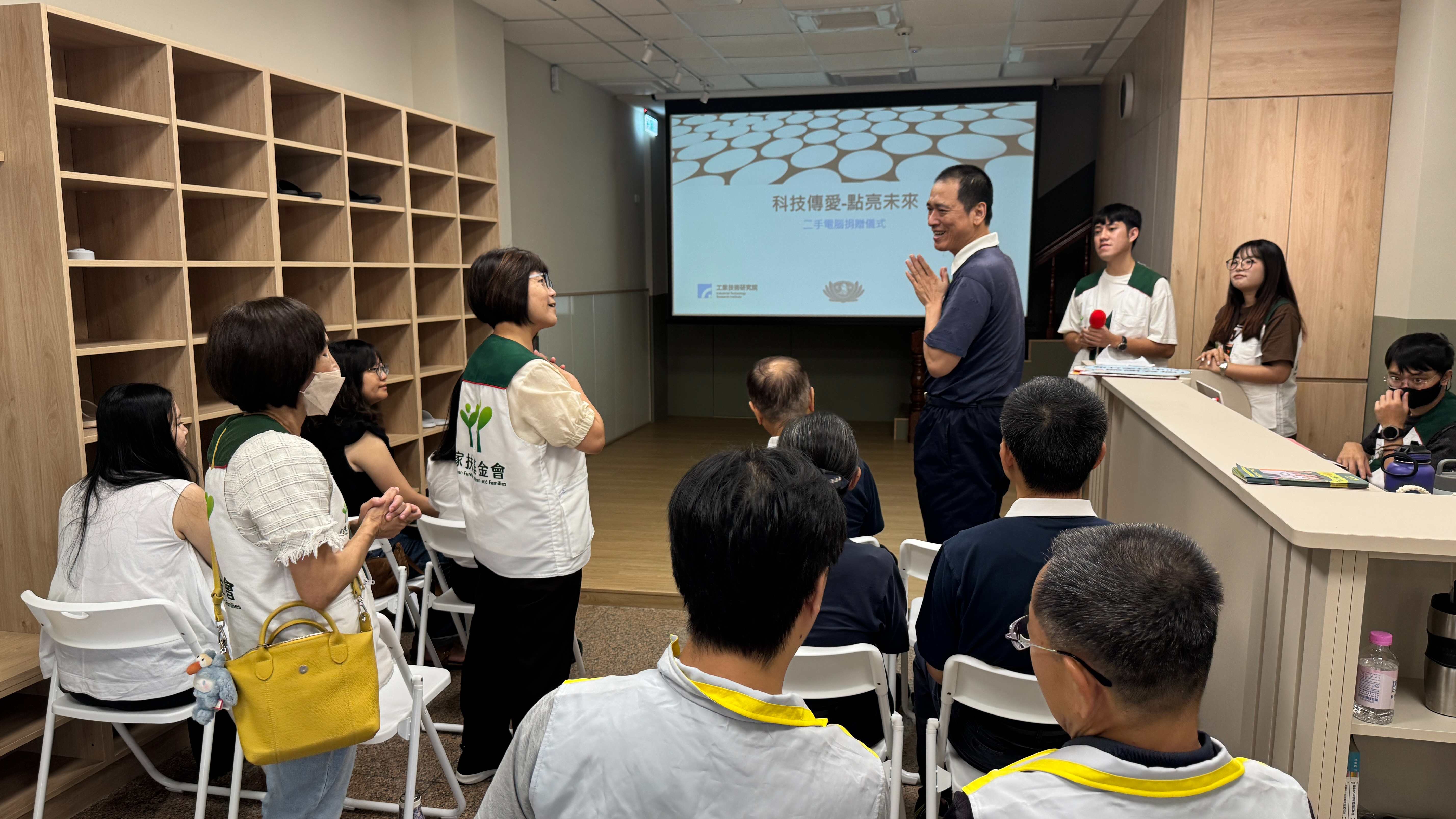 工研院汰換的電腦，經過慈濟志工巧手維修，再與多家企業共善，將家扶中心竹東服務處所需電腦全數交付。