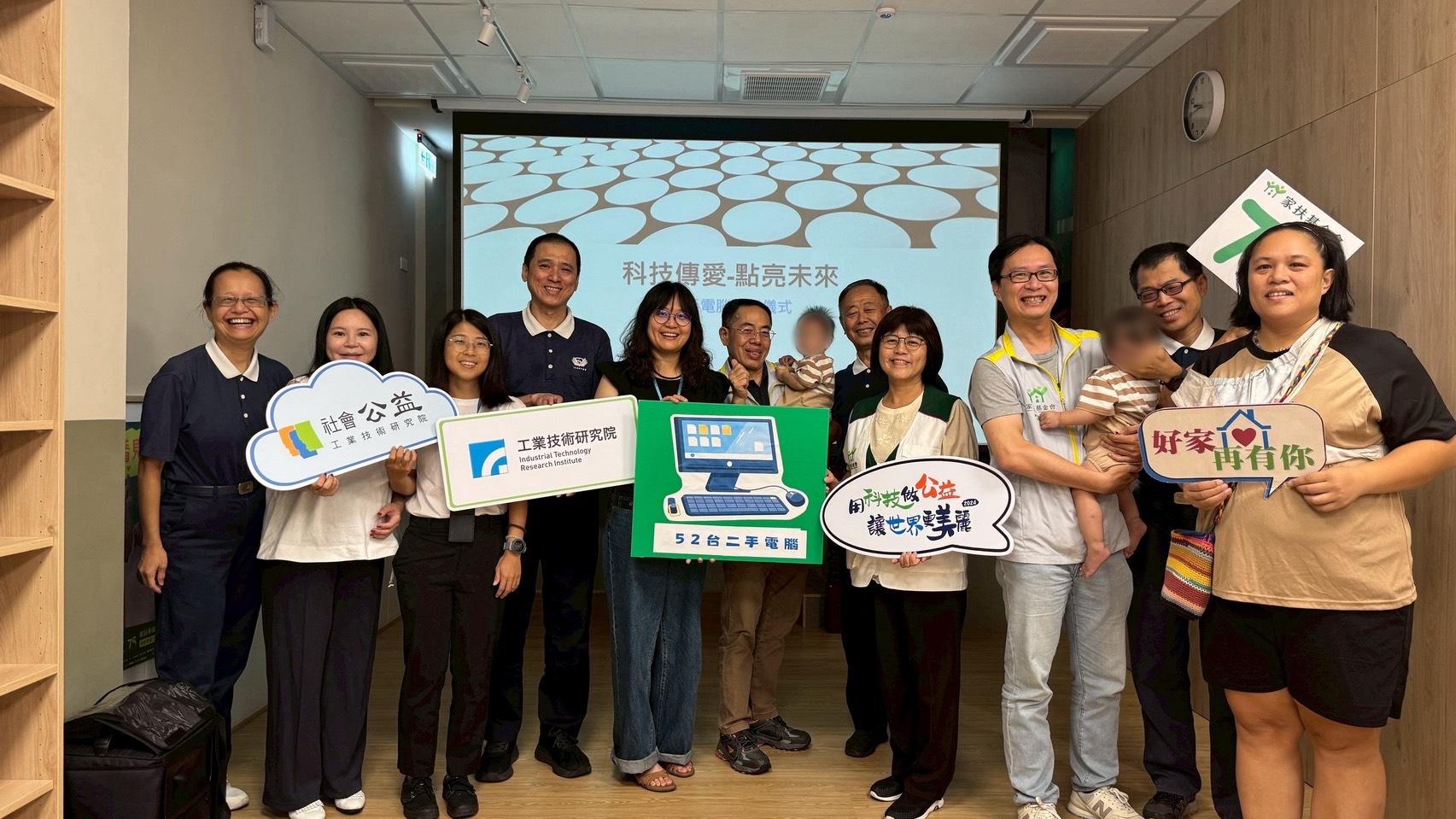 2025年9月8日先交付30臺視訊上課桌機，接著加速整修並經多次測試後，於10月2日再交付25臺。