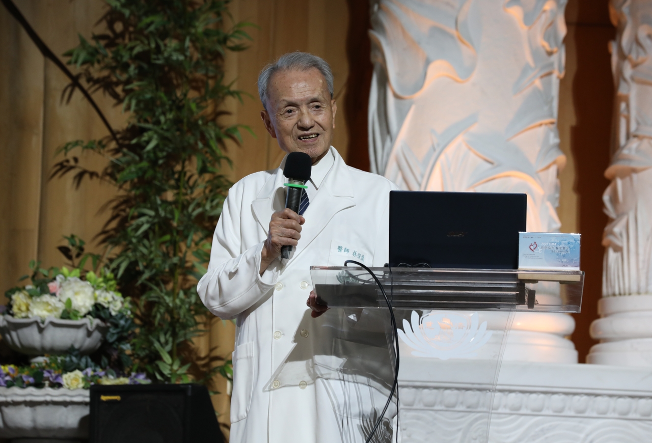 林俊龍執行長並以「感恩、尊重、愛」勉勵人醫菩薩，找到方向就不怕路遙遠。期許人醫學員將愛帶回各地，明年再度回到花蓮團聚，共續醫療大愛。