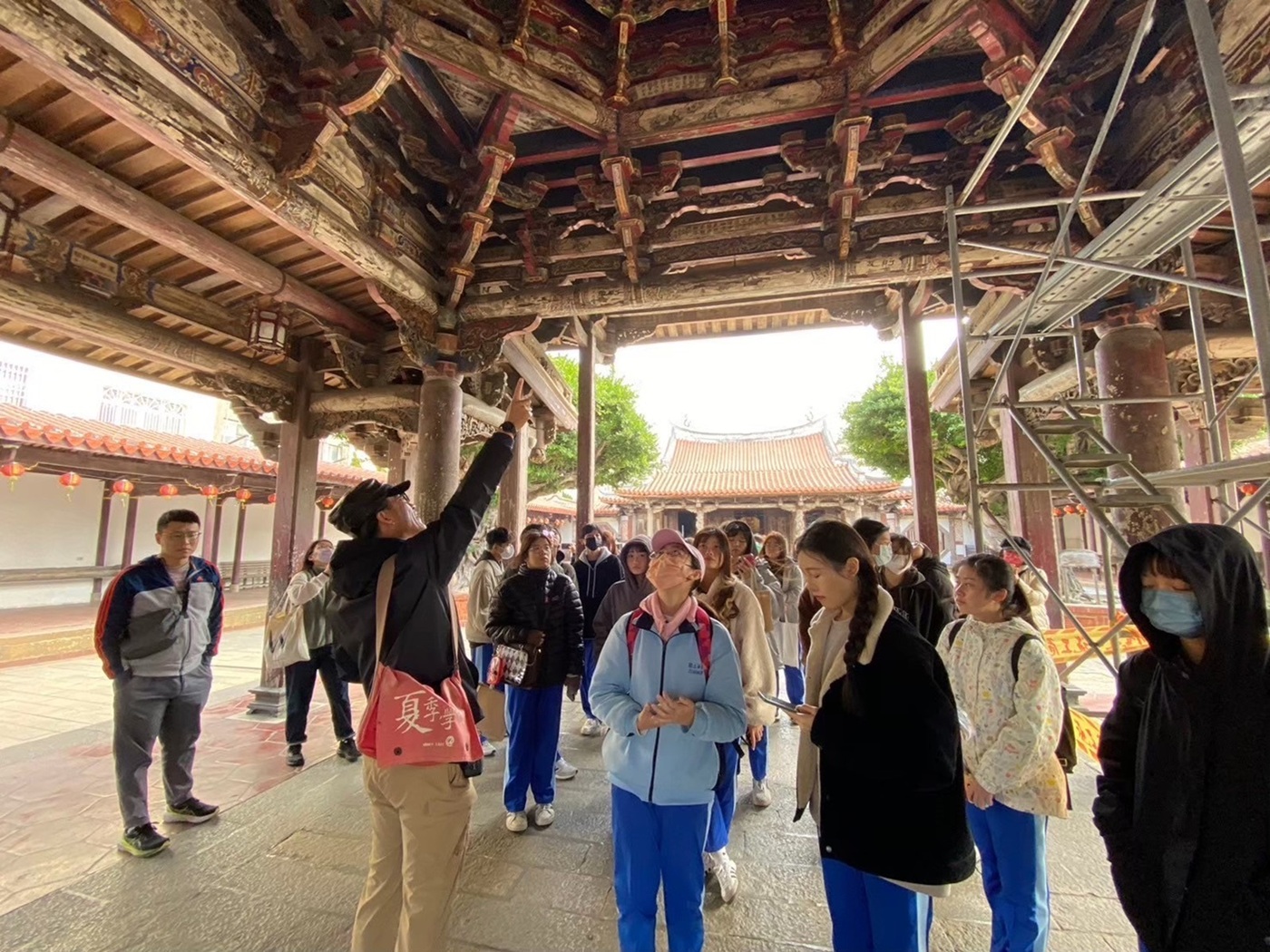 國立華南高商至鹿港龍山寺參訪，講解八卦藻井介紹。