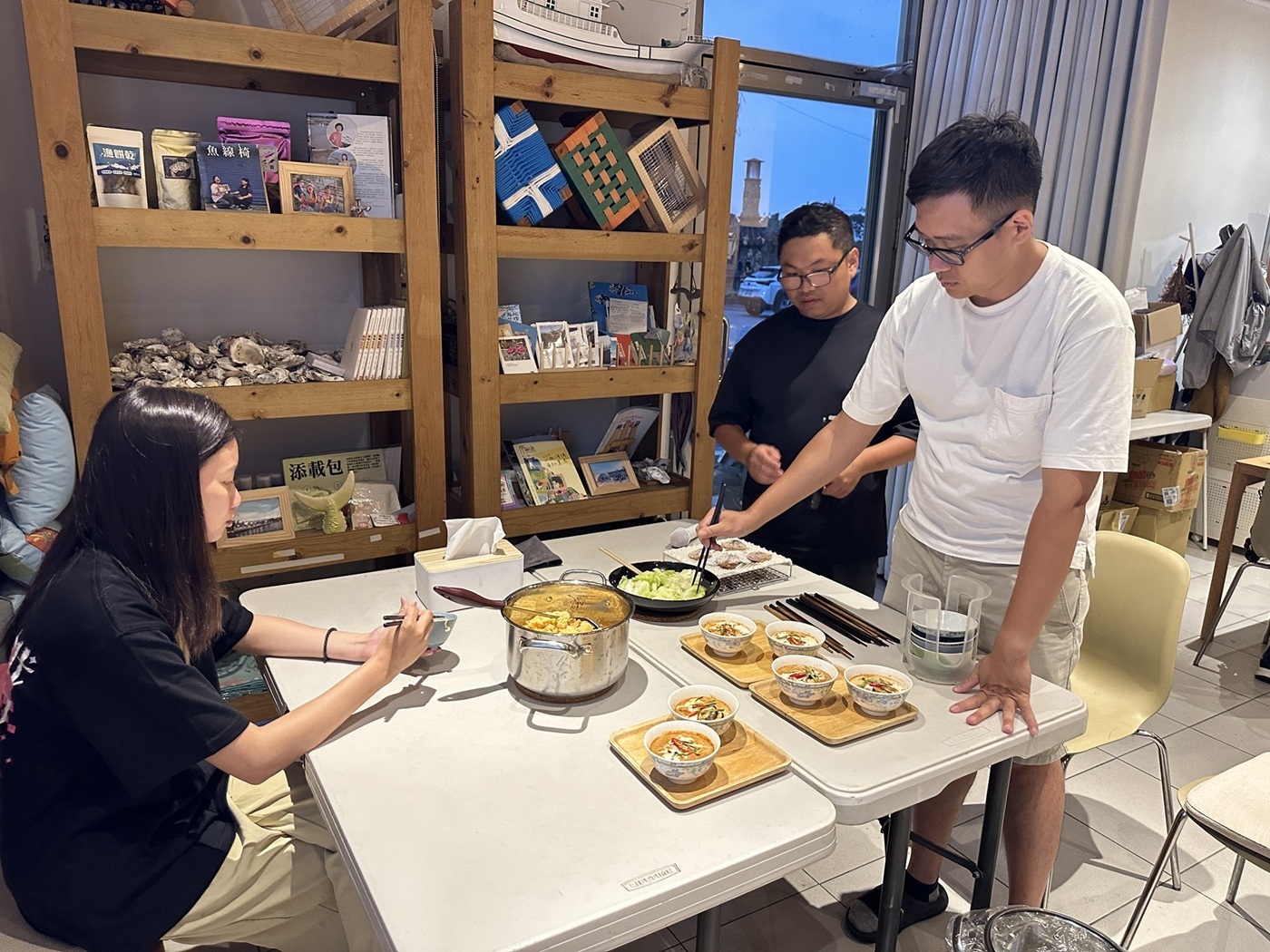 赴泰青年宋修宇在「大小港邊，熱帶漁林」的共享空間舉辦「泰國食魚文化」分享會。