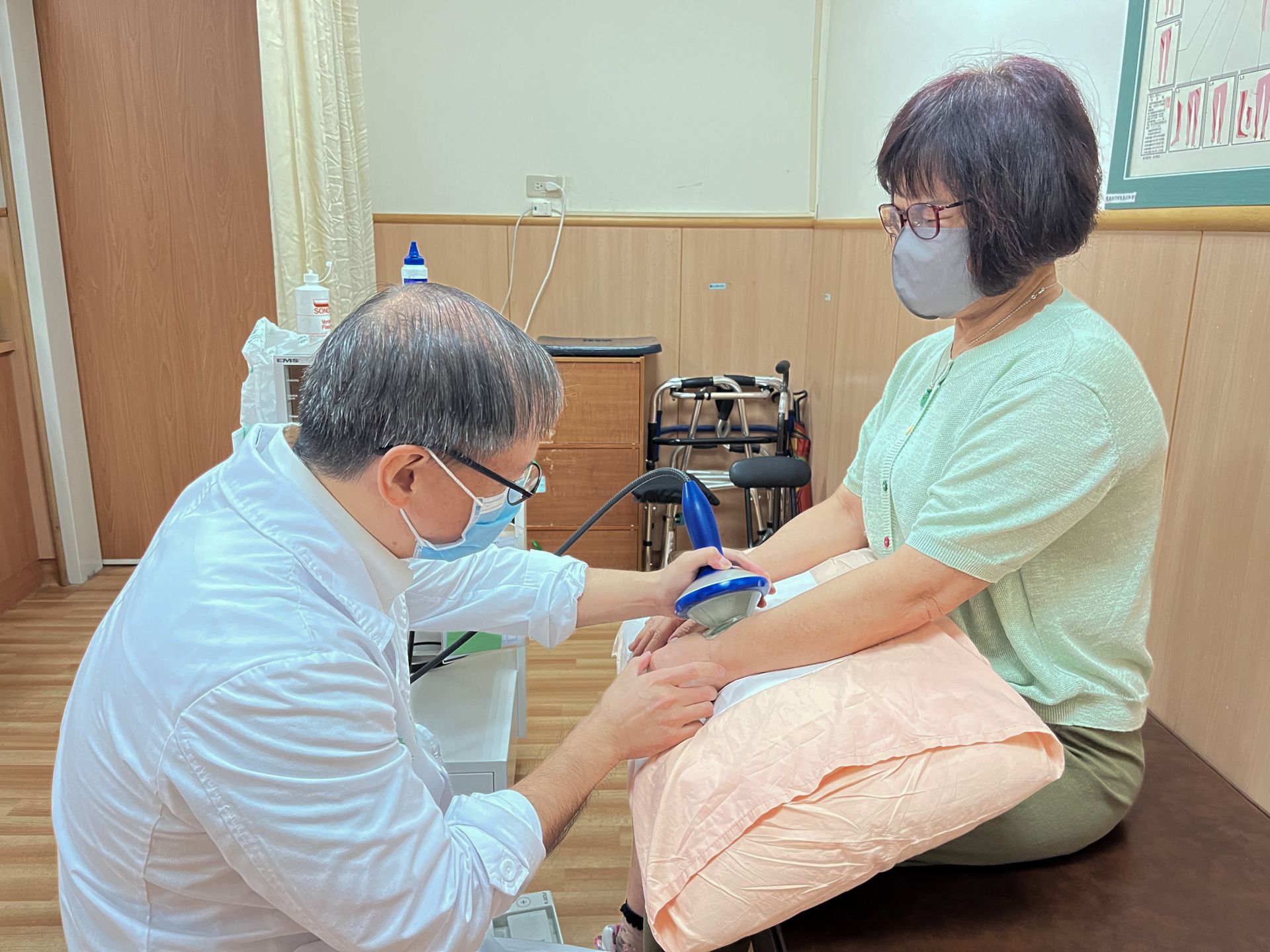 許女士固定回診做體外震波治療，改善手部疼痛。