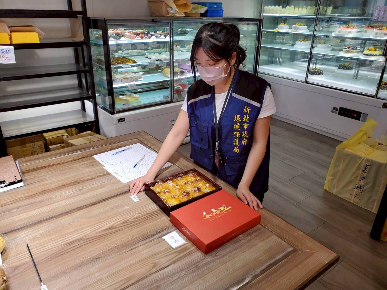 環保局派員稽查市面上中秋禮盒確認是否有無過度包裝情形