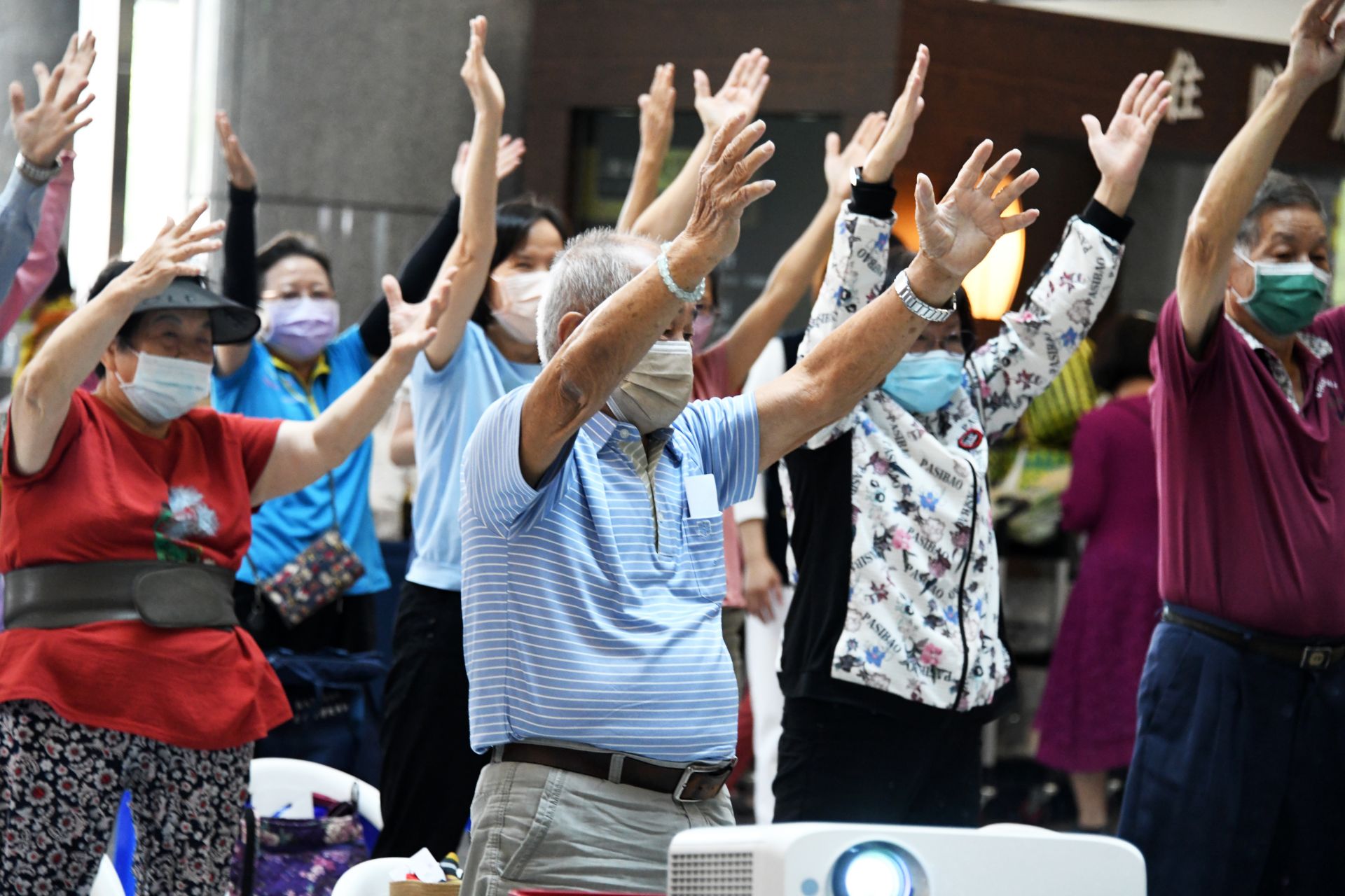 85歲的黃先生(前)，參與肌力運動