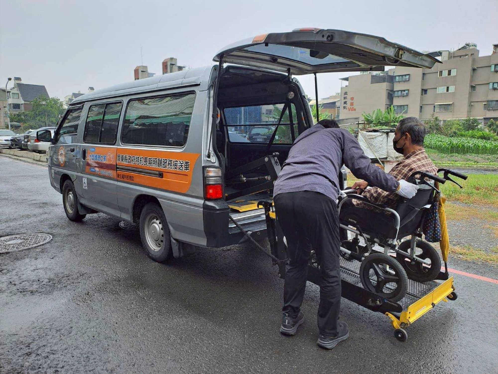 駕駛協助輪椅長者上車，展現長照交通的專業及貼心