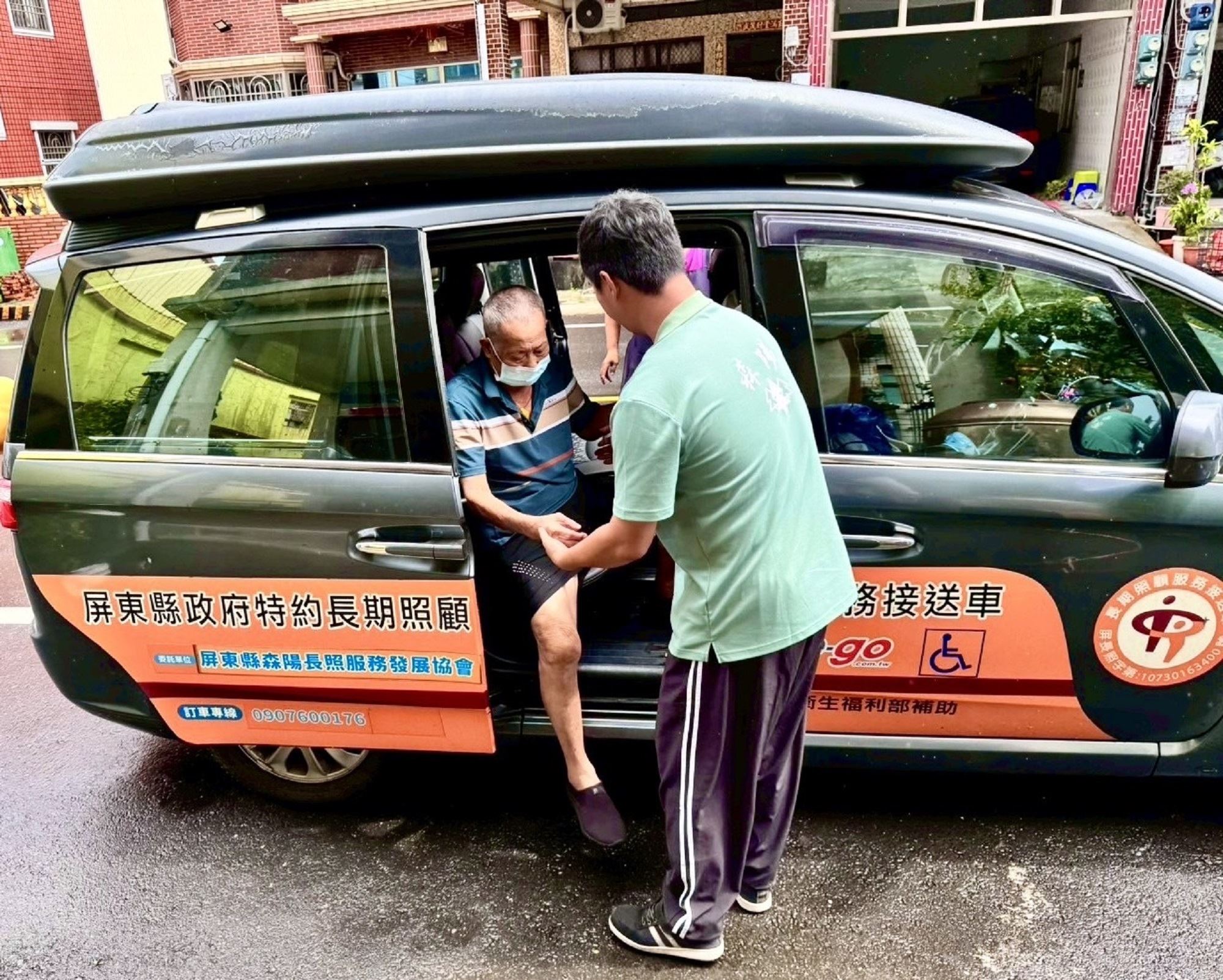 駕駛貼心扶助長輩上下車，提供細緻又溫暖的服務