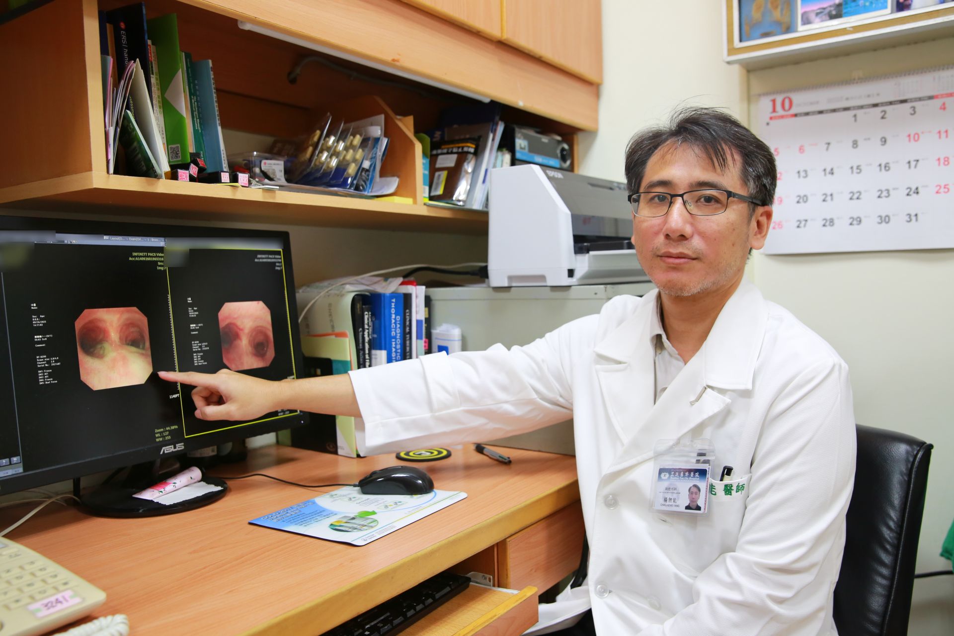 花蓮慈院胸腔內科醫師楊朝能與團隊緊急以支氣管鏡進行「清淤」，協助病人逐步恢復順暢呼吸。