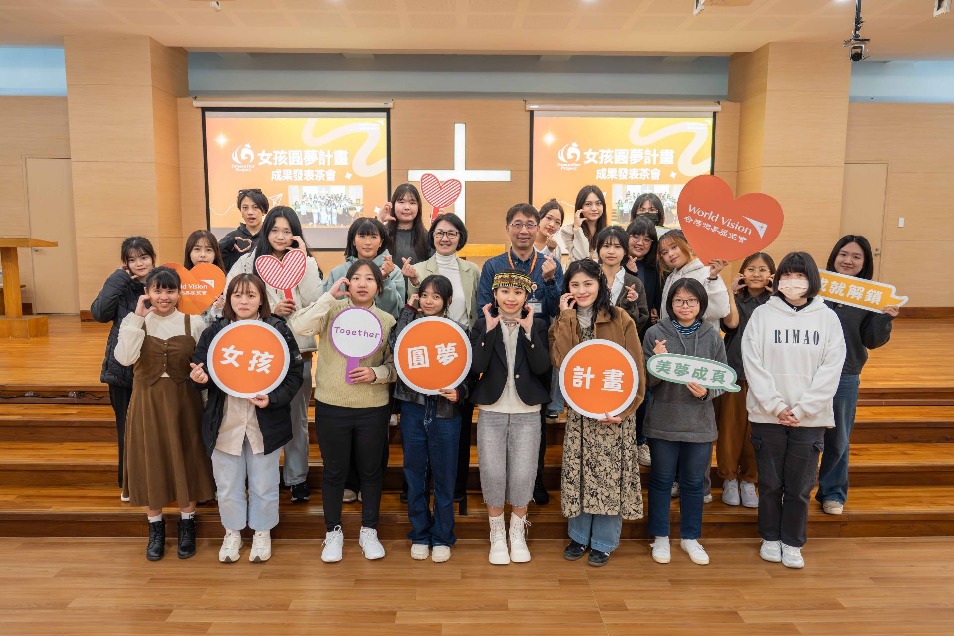 女孩的夢想需要更多社會支持及公平機會。圖為展望會「女孩圓夢計畫」陪伴台灣女孩勇敢逐夢。