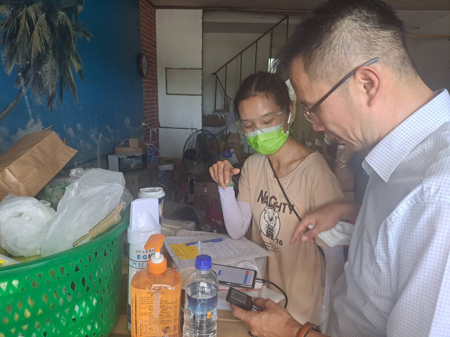 移民署團隊到府服務受災陸配之情形。