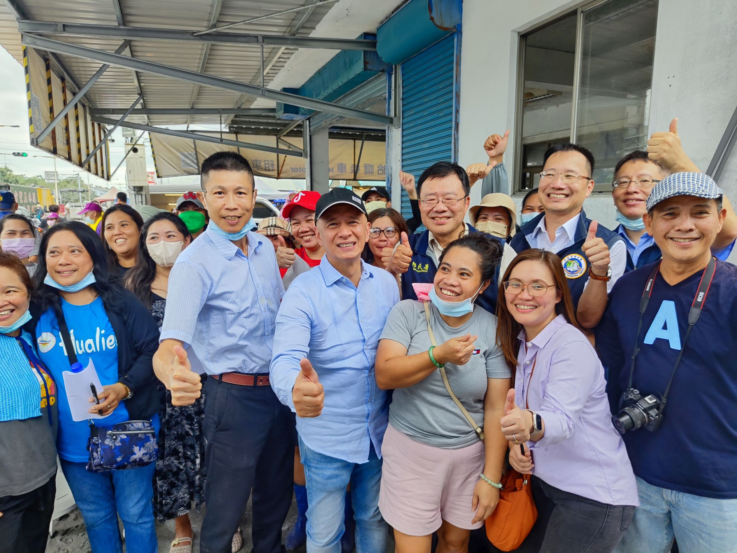 移民署團隊與馬尼拉經濟文化辦事人員關懷受災移工並合影。