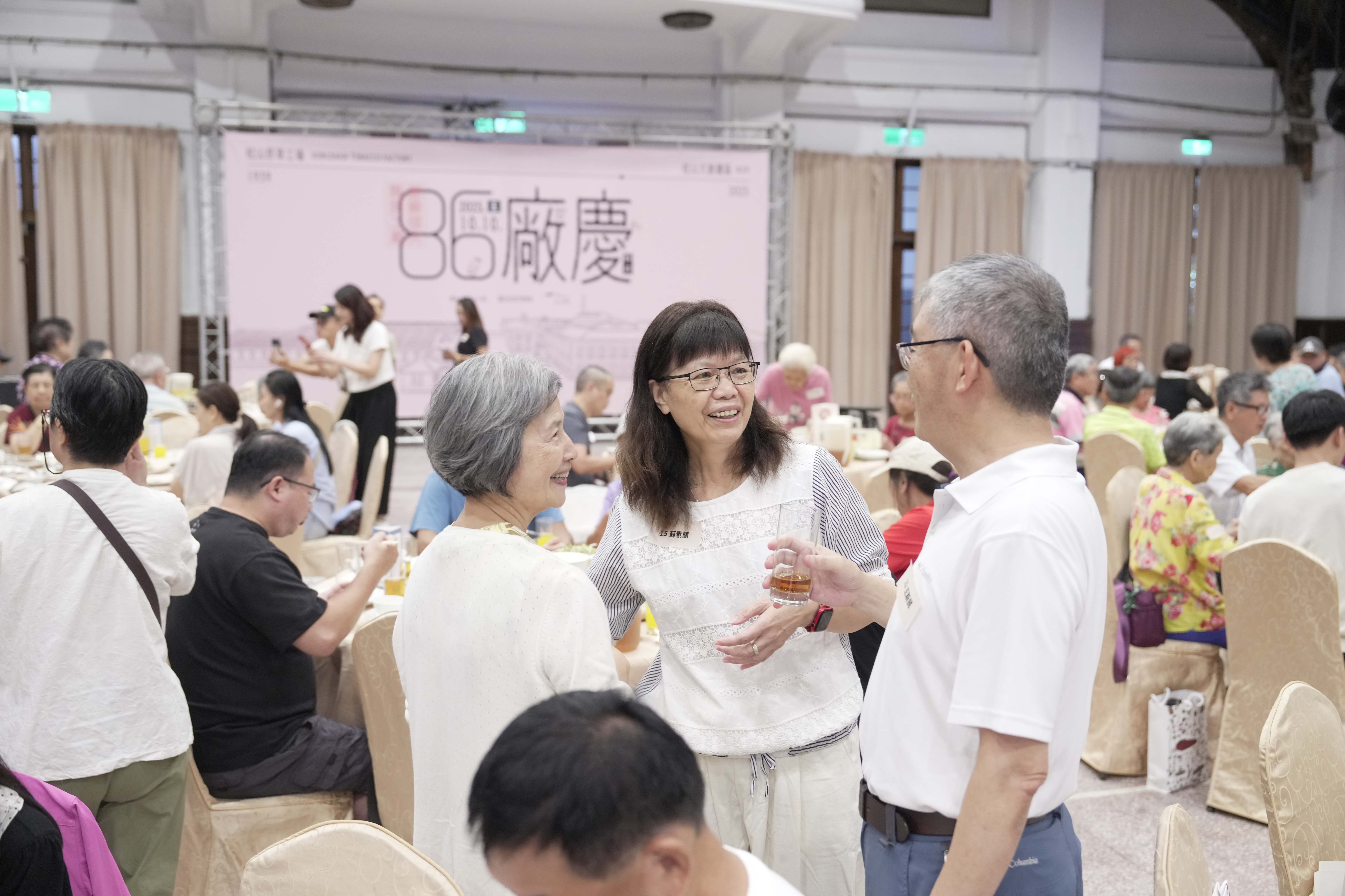 松菸老員工難得齊聚，開心話當年。