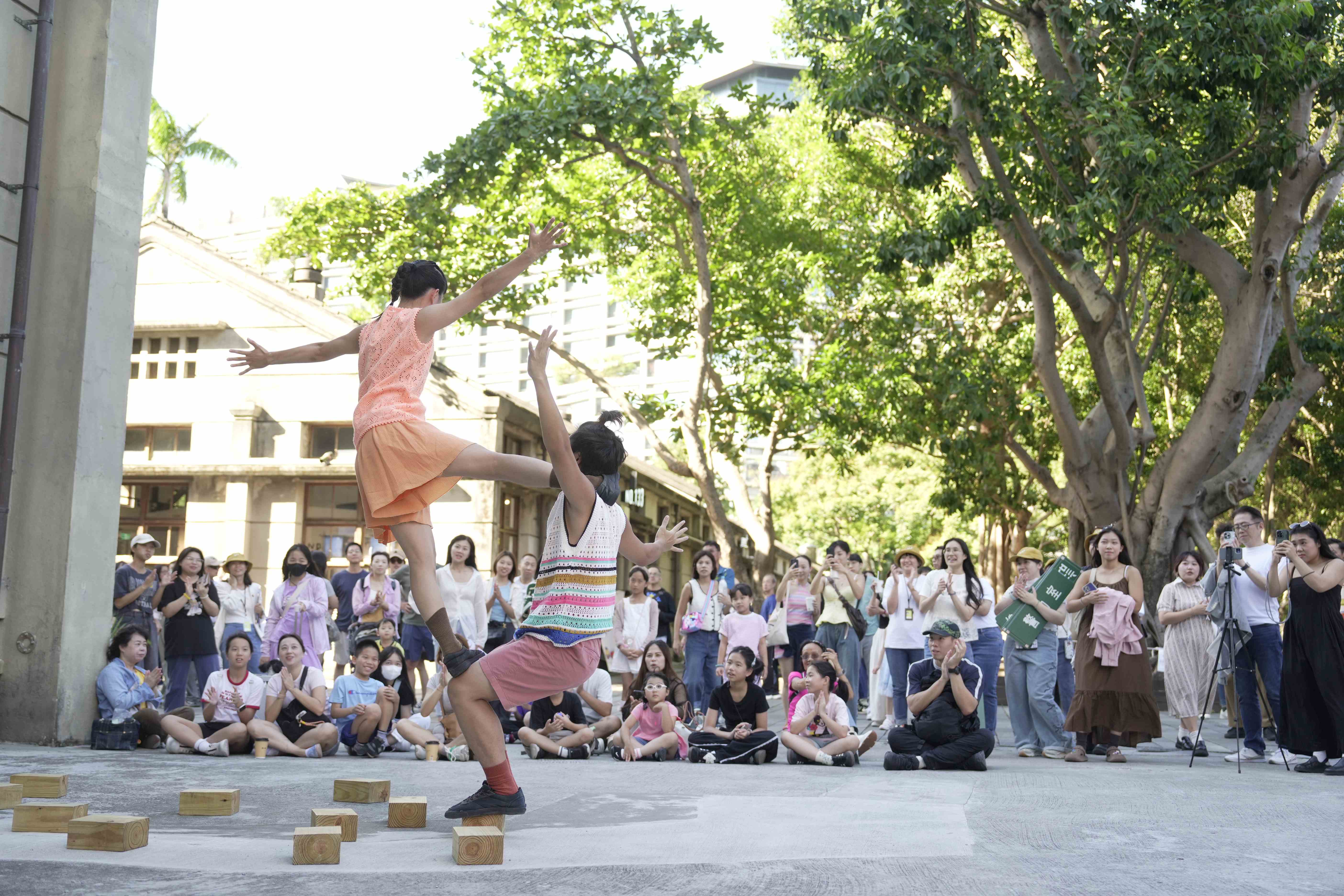 廠慶宴席結束後，邀請老員工至鍋爐房旁欣賞「九涉」遊走式展演。