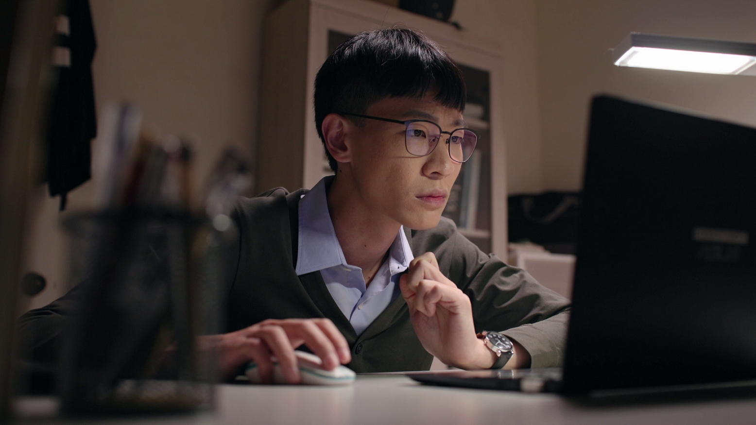 李國強飾演課輔班師資志工群之一，個性冷靜內向，典型的話少理工男。