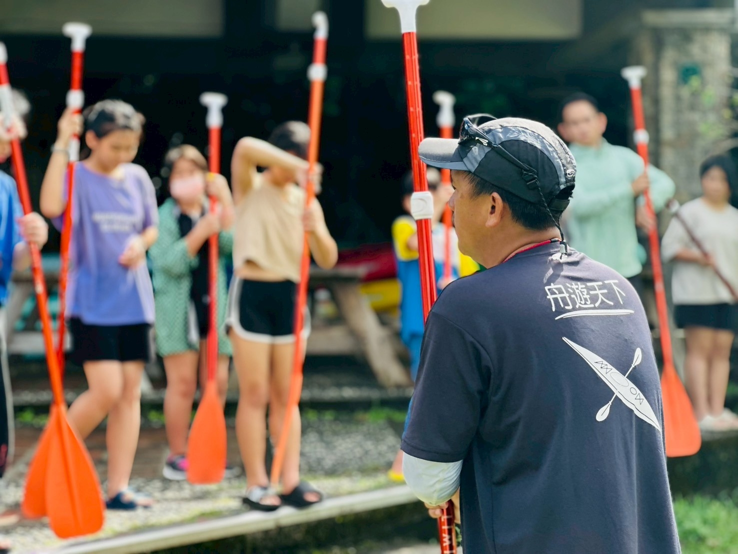 SUP活動開始前，教練帶領孩子們在岸邊認真練習划槳動作，為挑戰做足準備。