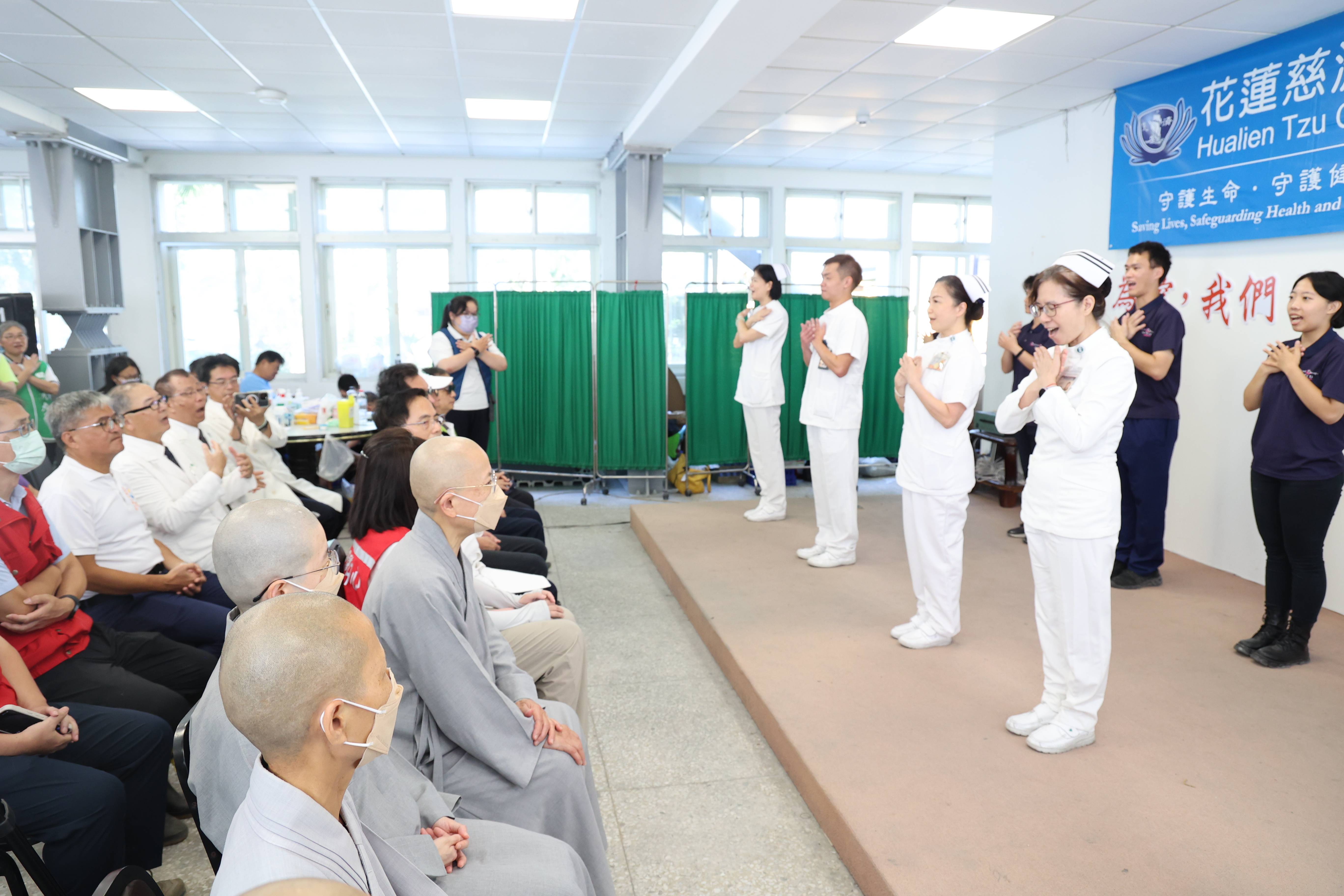 由花蓮慈院護理師團隊與慈濟大學物理治療系團隊以手語「愛與關懷」獻給光復民眾。