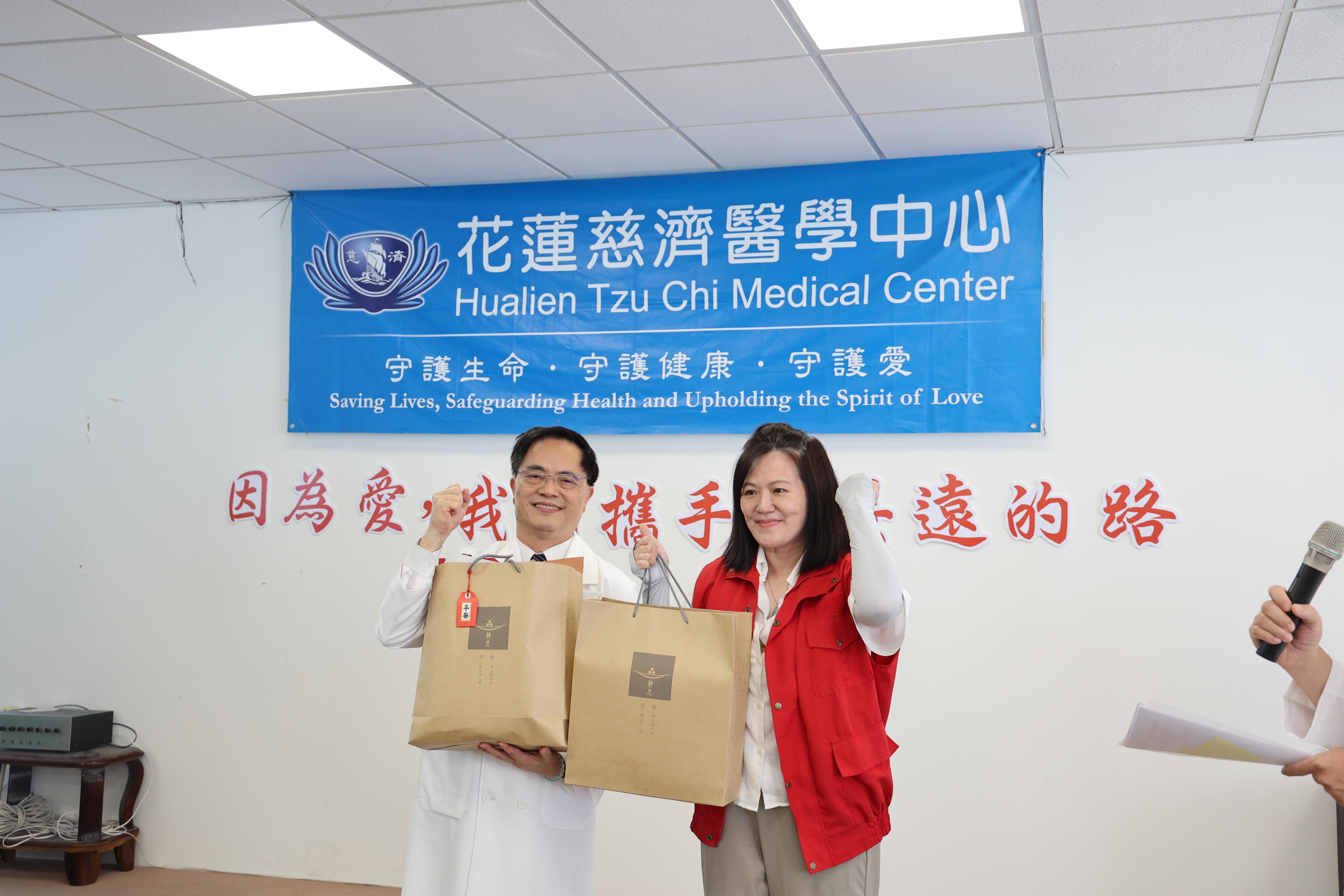 衛福部主任秘書劉玉娟最敬佩的就是慈濟的專業與團隊精神所展現的成果，感受到不只醫病、醫心還有生活的照顧，衛福部能做的就是成為醫護人員的靠山。