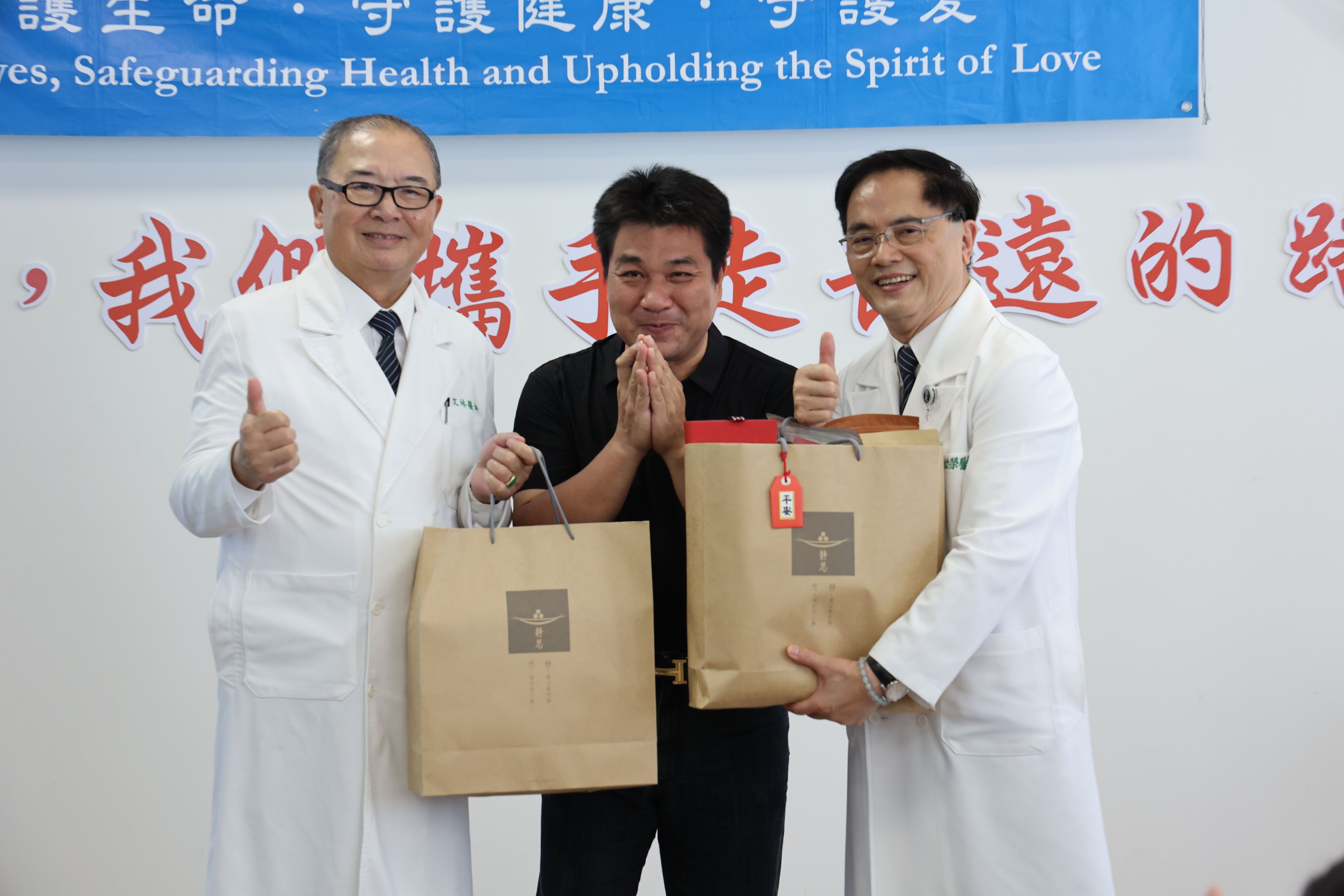 花蓮慈院林欣榮院長(右一)和許文林資深顧問(左一)感恩無償提供住家空間給花蓮慈院設置醫療站的光復鄉親許恒瑞先生，讓他強忍淚水頻頻感恩醫療團隊的無私付出。