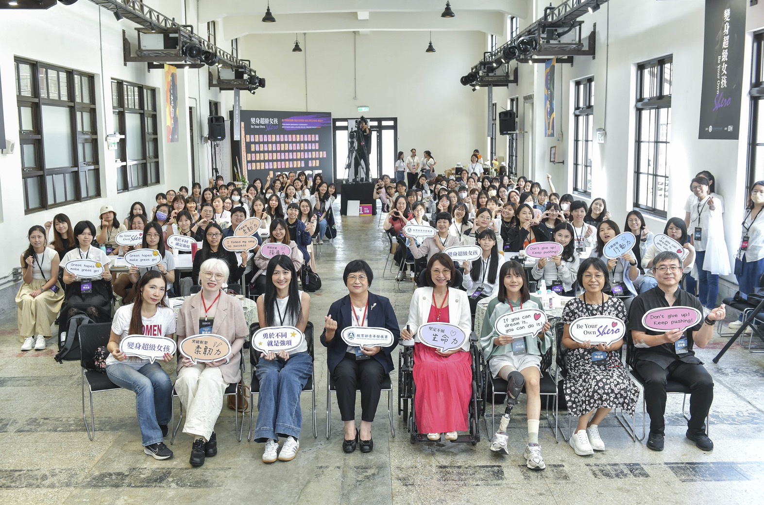 擔任上午場講師的基隆市社會處處長楊玉欣（右4）、國立清華大學同學沈利倩（右3）及青年署青諮委員鄭佩純（左2），與青年發展署署長陳雪玉（左4）、女培營學員合影。