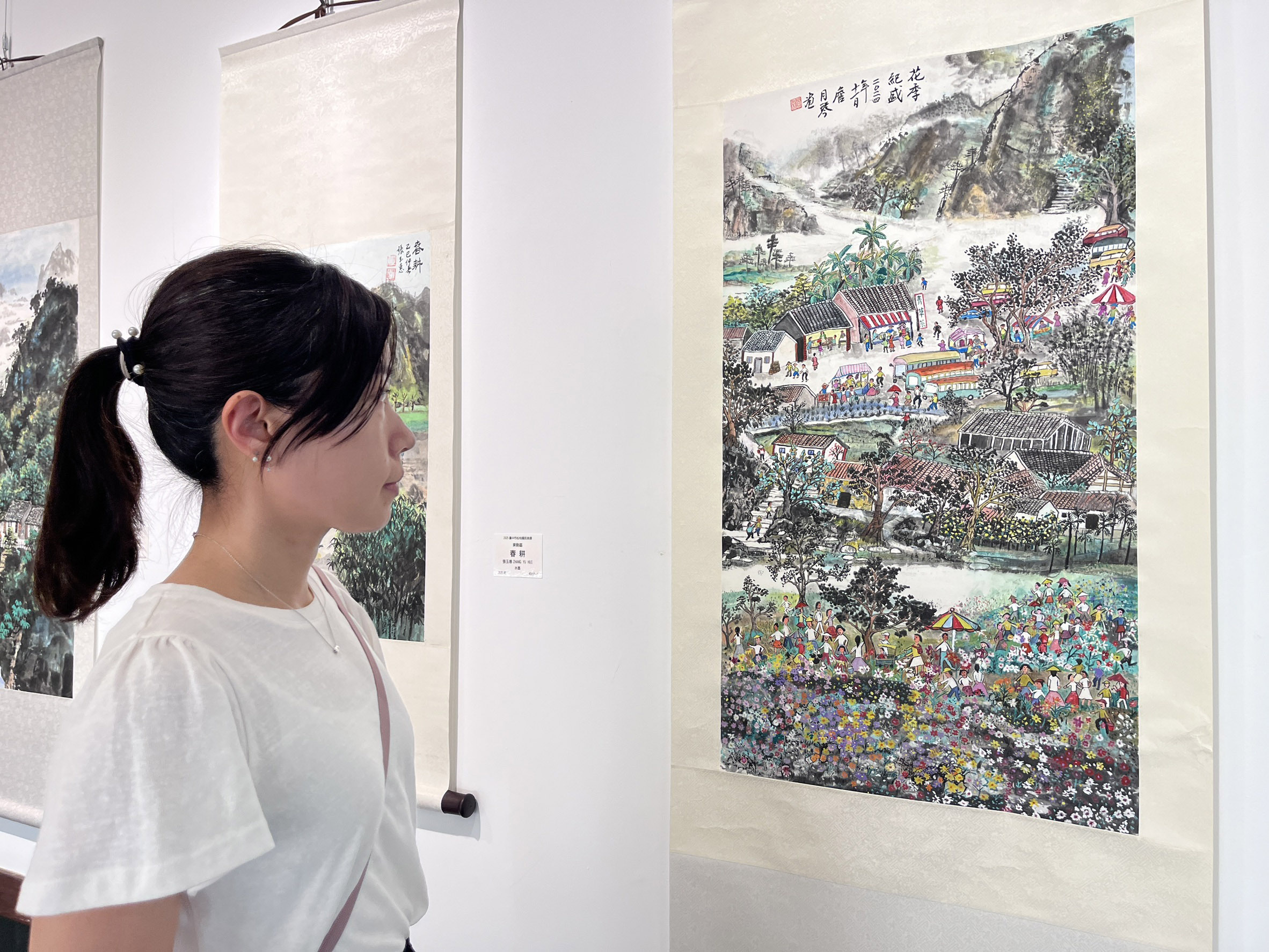 黃詹月琴以水墨作品-花季紀盛-描繪地方繁盛的花季與熱鬧人群