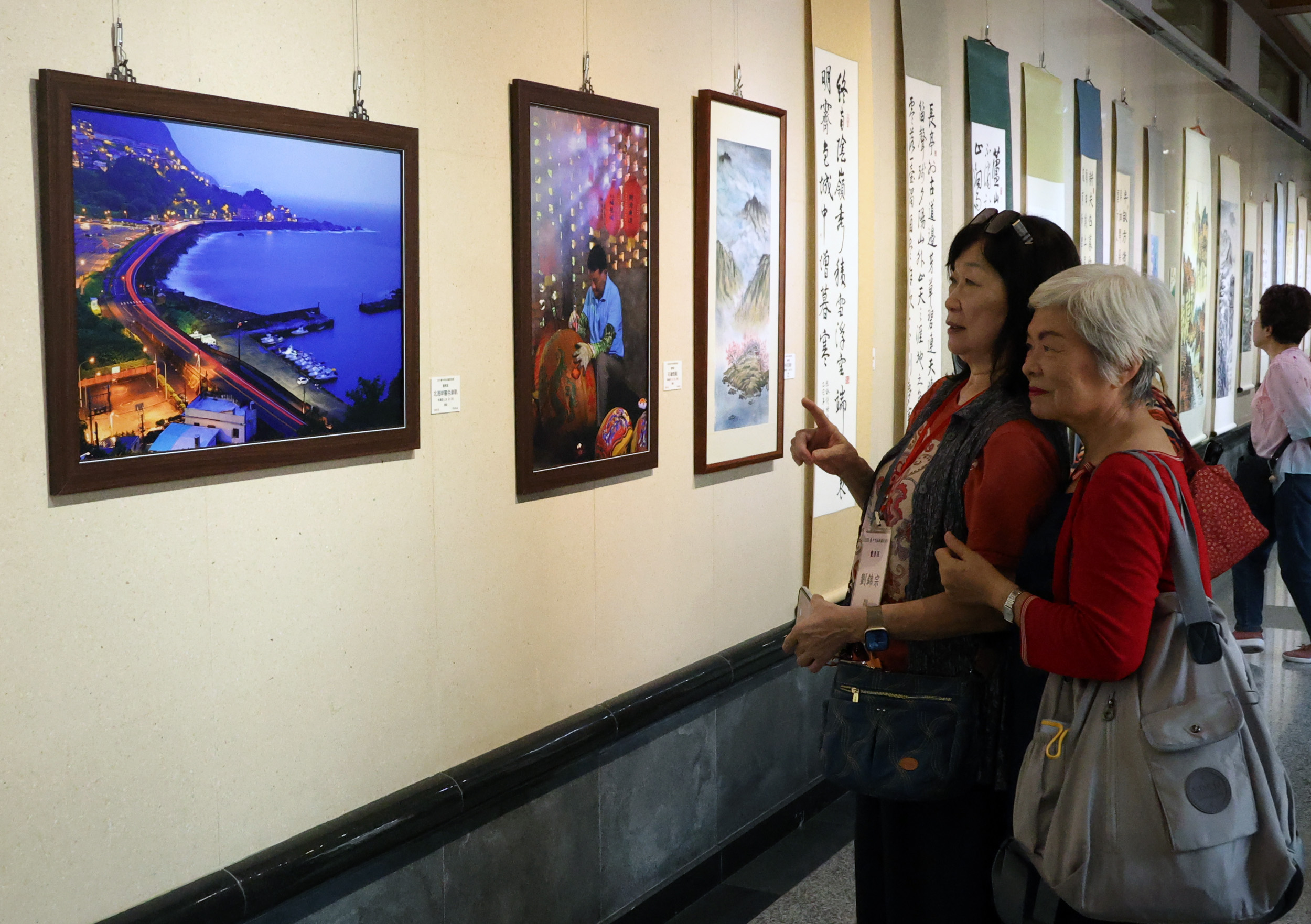 民眾假日到港藝欣賞松柏美展