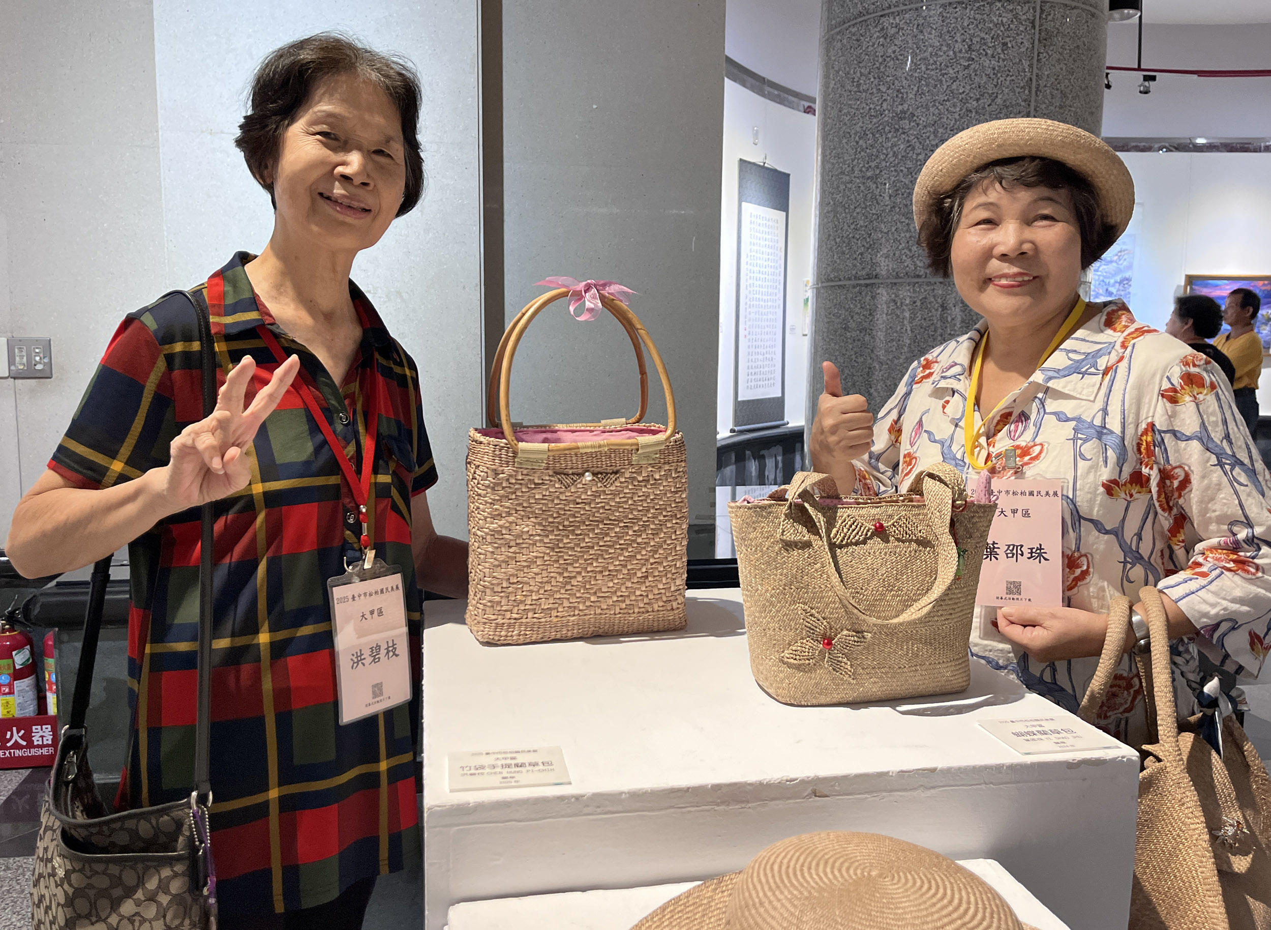 大甲藺草相當有名-大甲區的洪碧枝與葉邵珠以藺草編包來參展