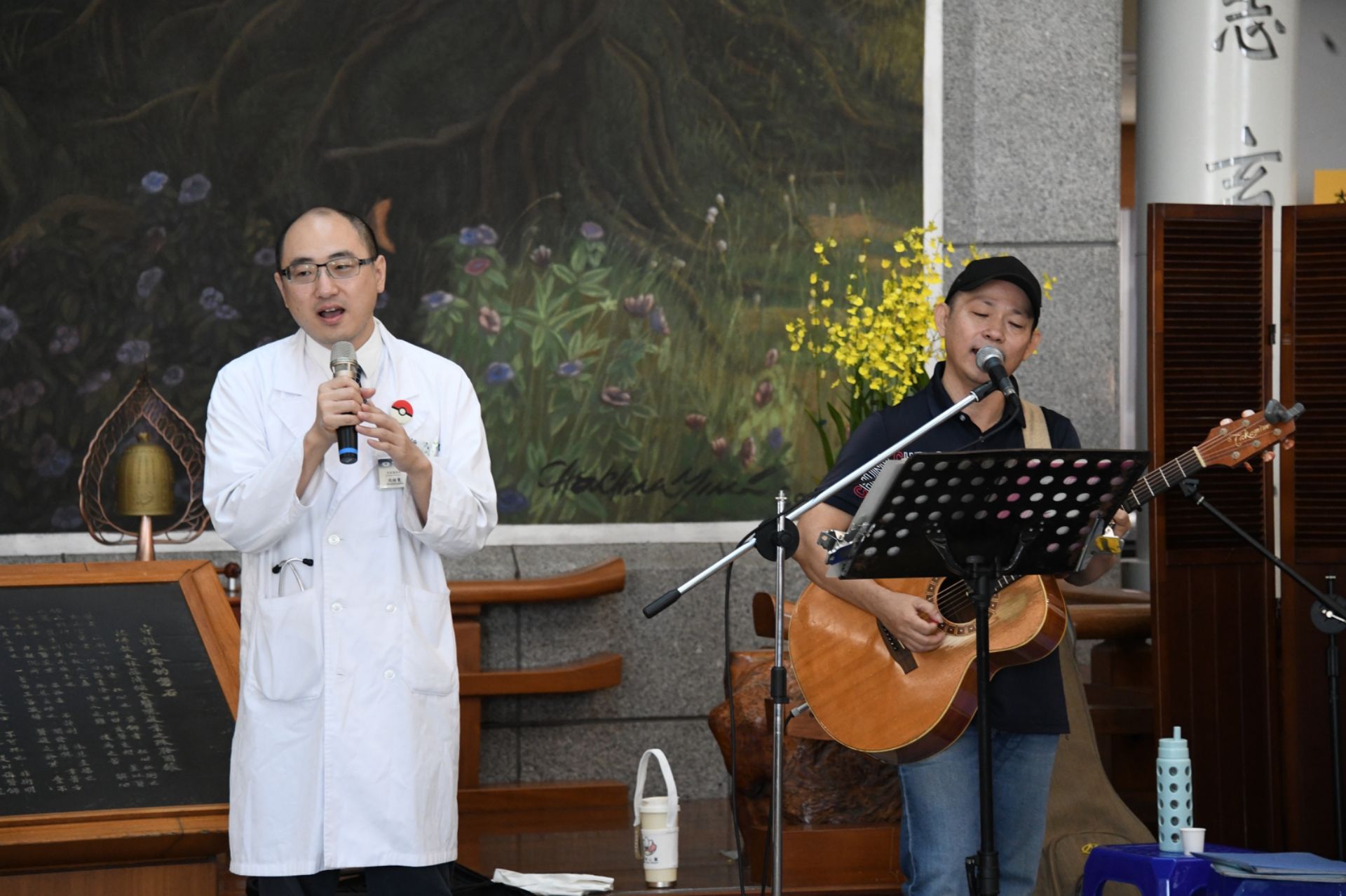 孔睦寰主任與音樂志工一起用歌聲膚慰人心