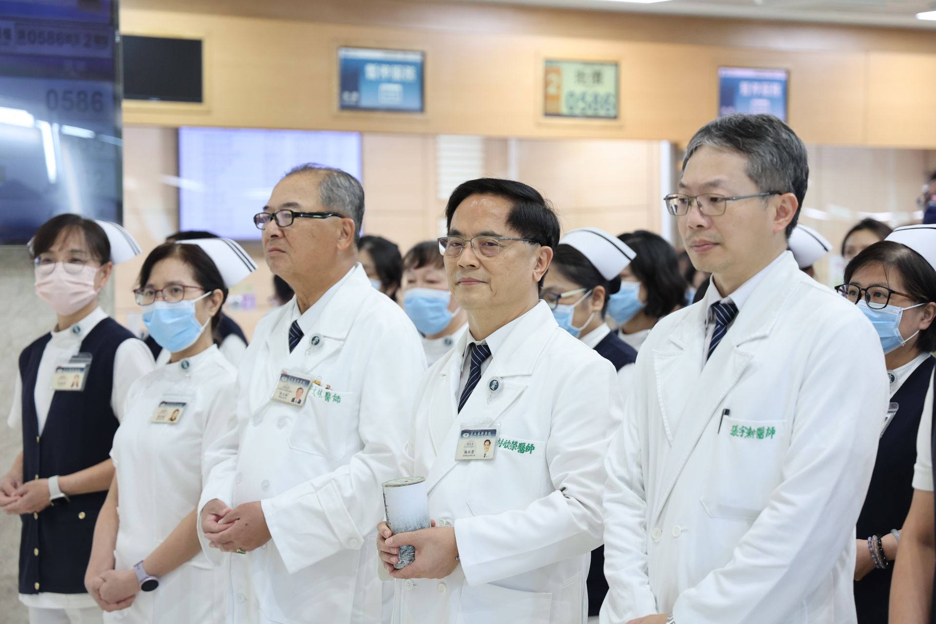 在10月13日這天，林欣榮院長（右二）、張宇勳副院長（右一）及許文林資深顧問（右三）以1013一人一善的巧合因緣，邀請眾人響應募心募愛，
