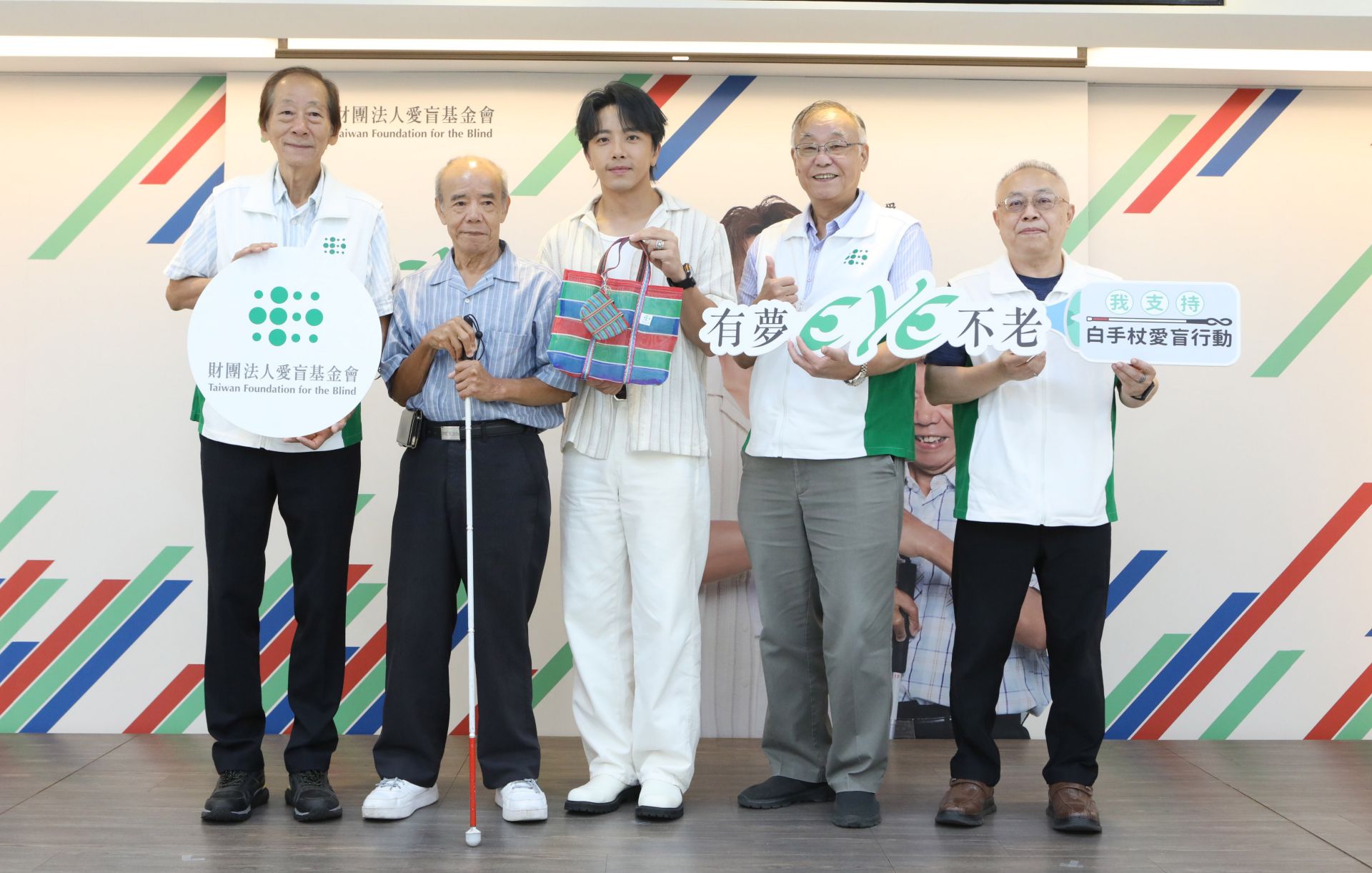（由左至右）董事長 黃克綸、公益影片最佳男主角 吳勝雄、愛盲年度代言人謝坤達、副董事長 許北斗、愛盲基金會執行長 黃國鐘共同呼籲大眾關注視障者超高齡化問題，支持白手杖愛盲行動