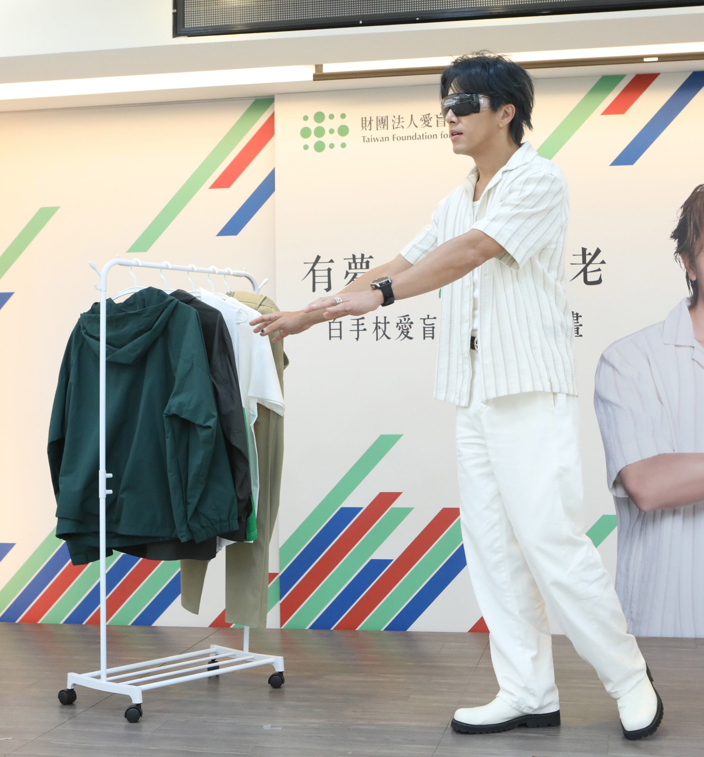 坤達蒙眼挑戰嗅覺、觸覺、聽覺關卡，忍不住大呼：「我現在是在玩很大嗎？」