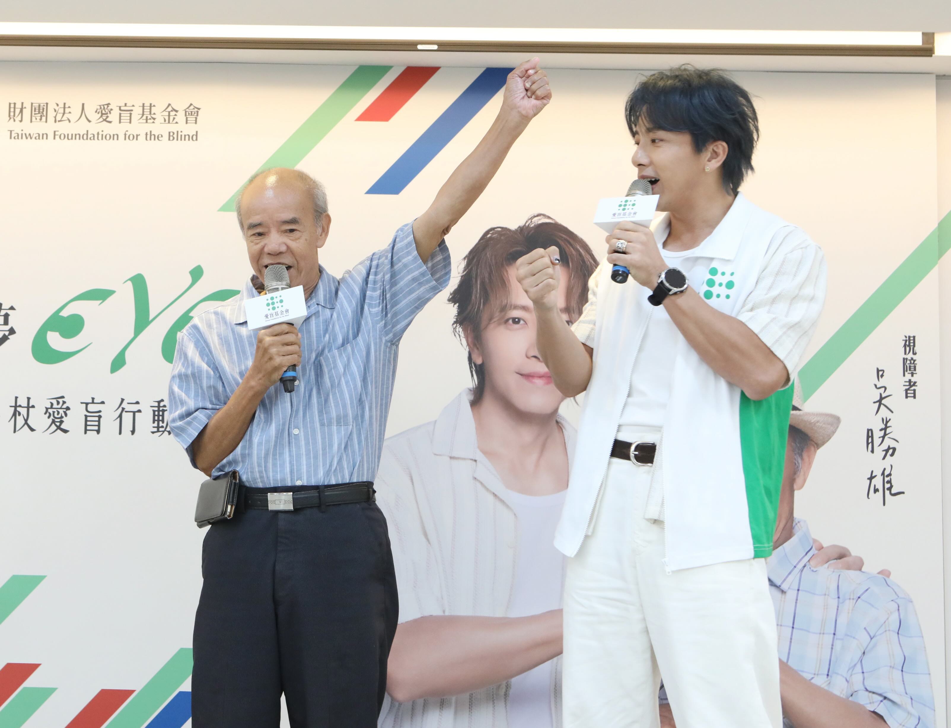 坤達與吳爺爺熱情合唱《愛拚才會贏》