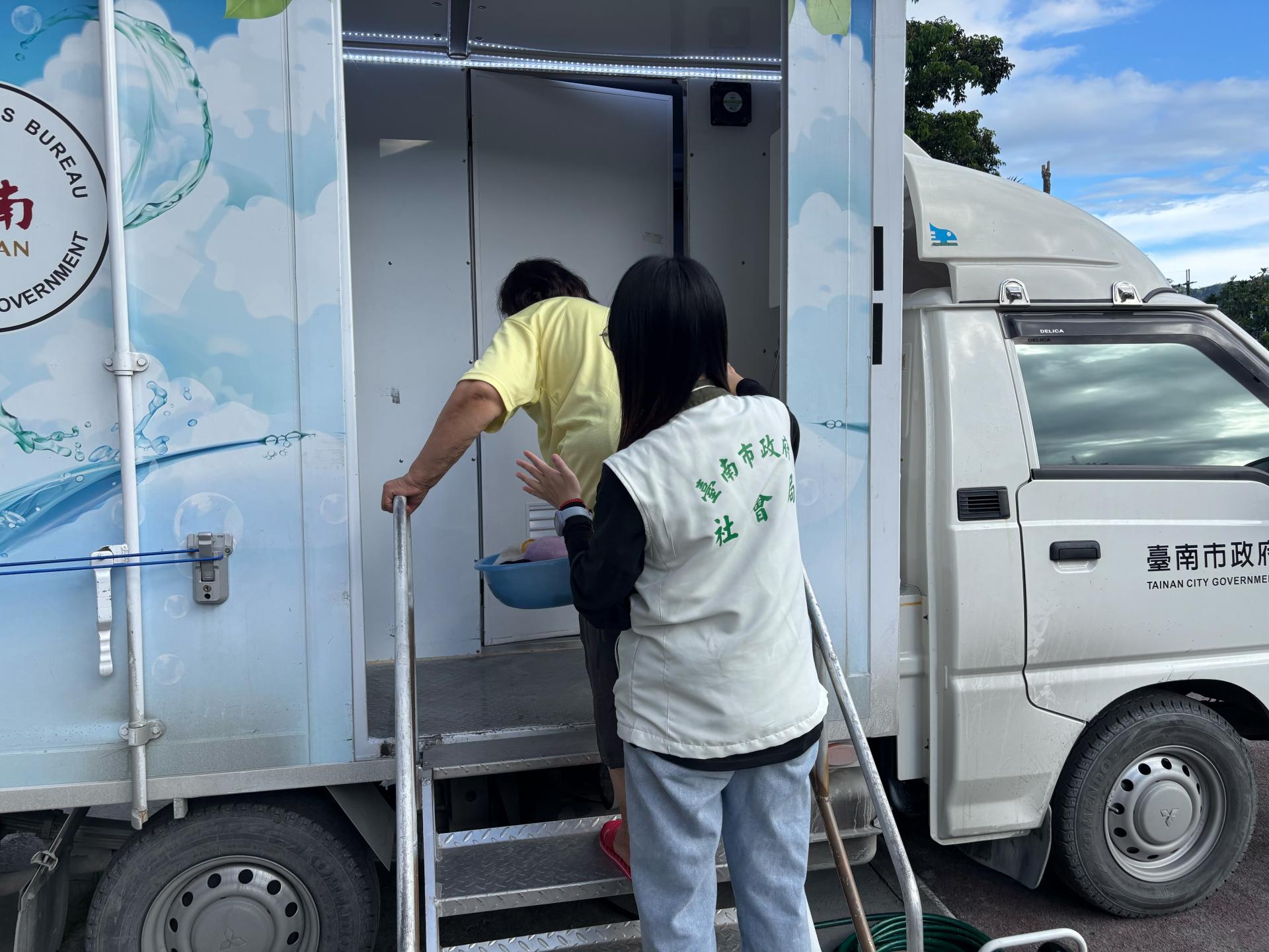 社工協助民眾使用沐浴車