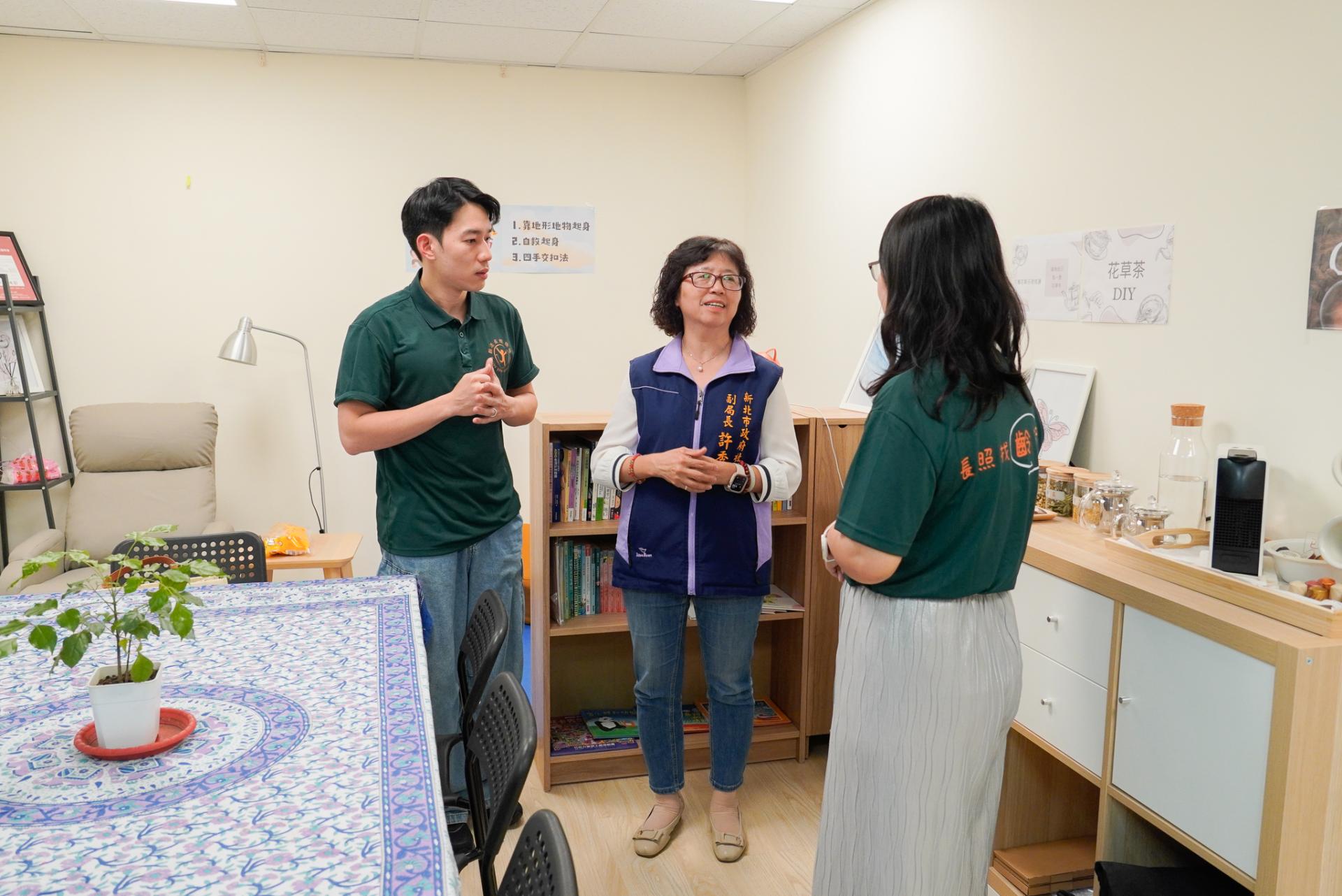 大心樂齡活健康促進協會執行長彭紹宇（左）介紹據點打造客廳般的療癒空間，讓家庭照顧者放鬆身心