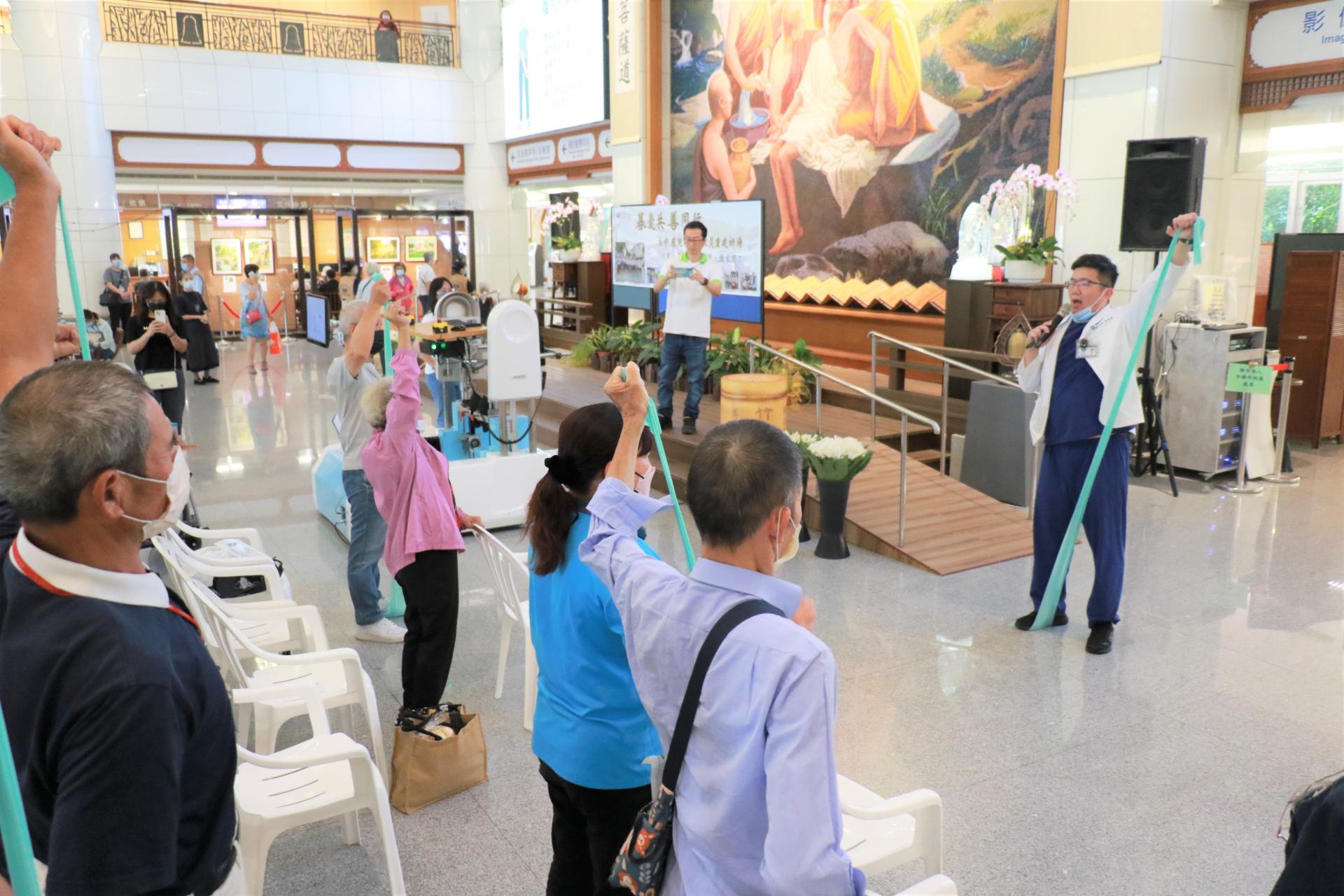 搭配彈力帶能啟動背部與手臂等上半身肌群。