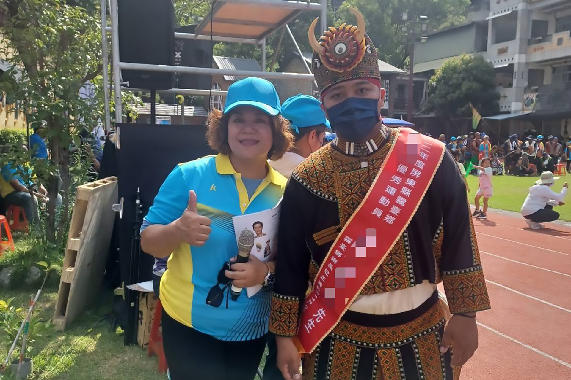 從國二開始陪伴阿全一路成長，展望會社工巴孝娟（左）見證他不僅努力翻轉人生，如今更投身回饋家鄉、擔任桌球教練，倍感欣慰。