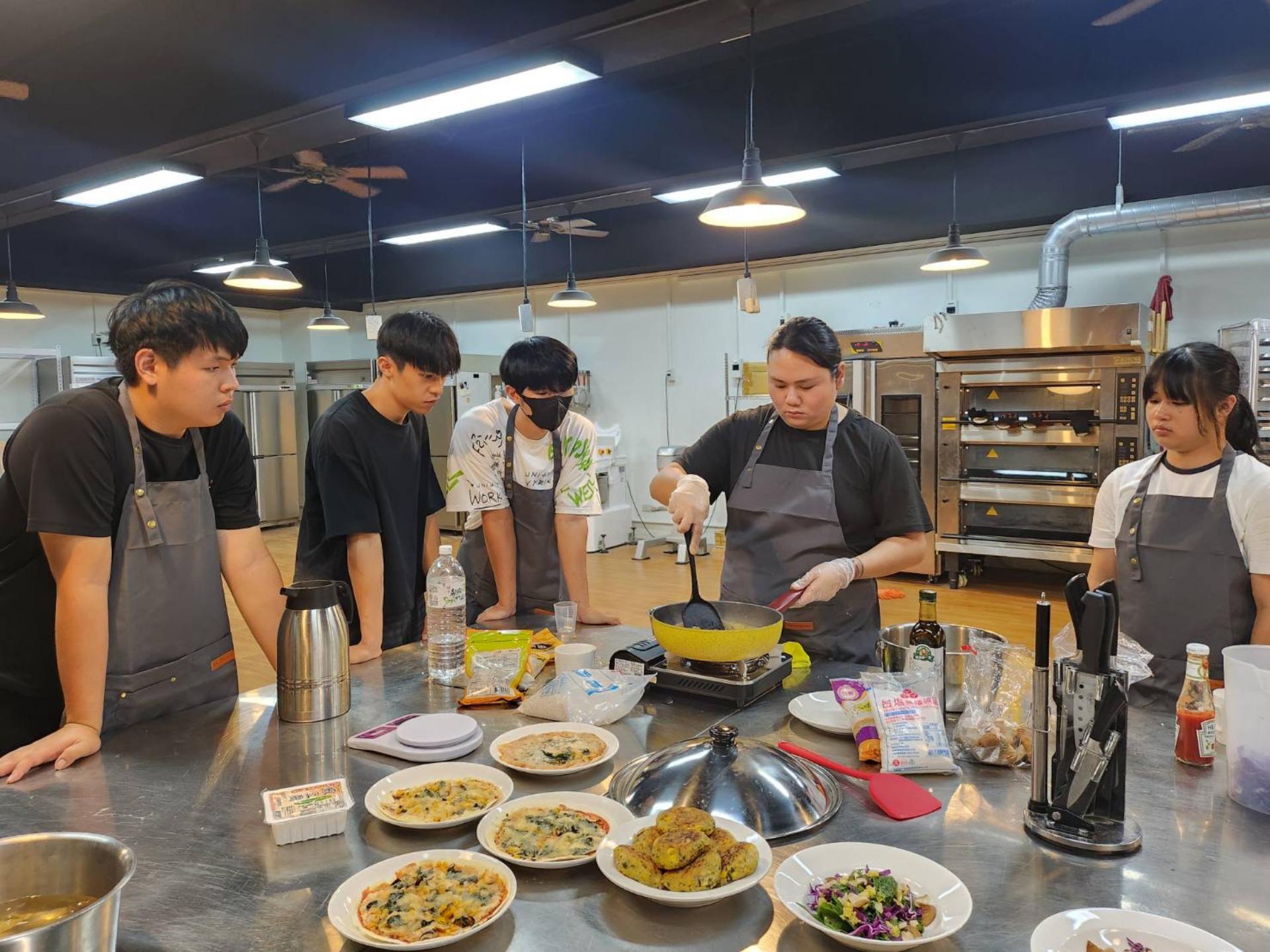 講師示範料理蔬食披薩