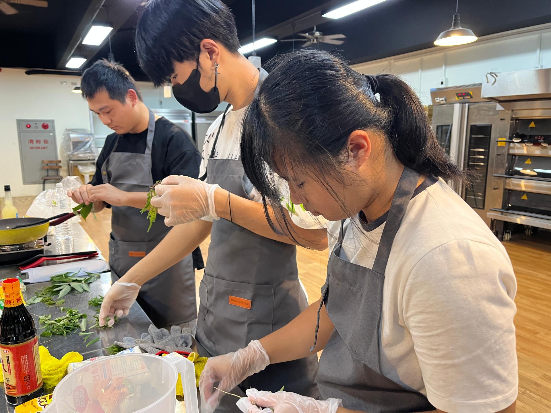 同學認真處理刺蔥葉片