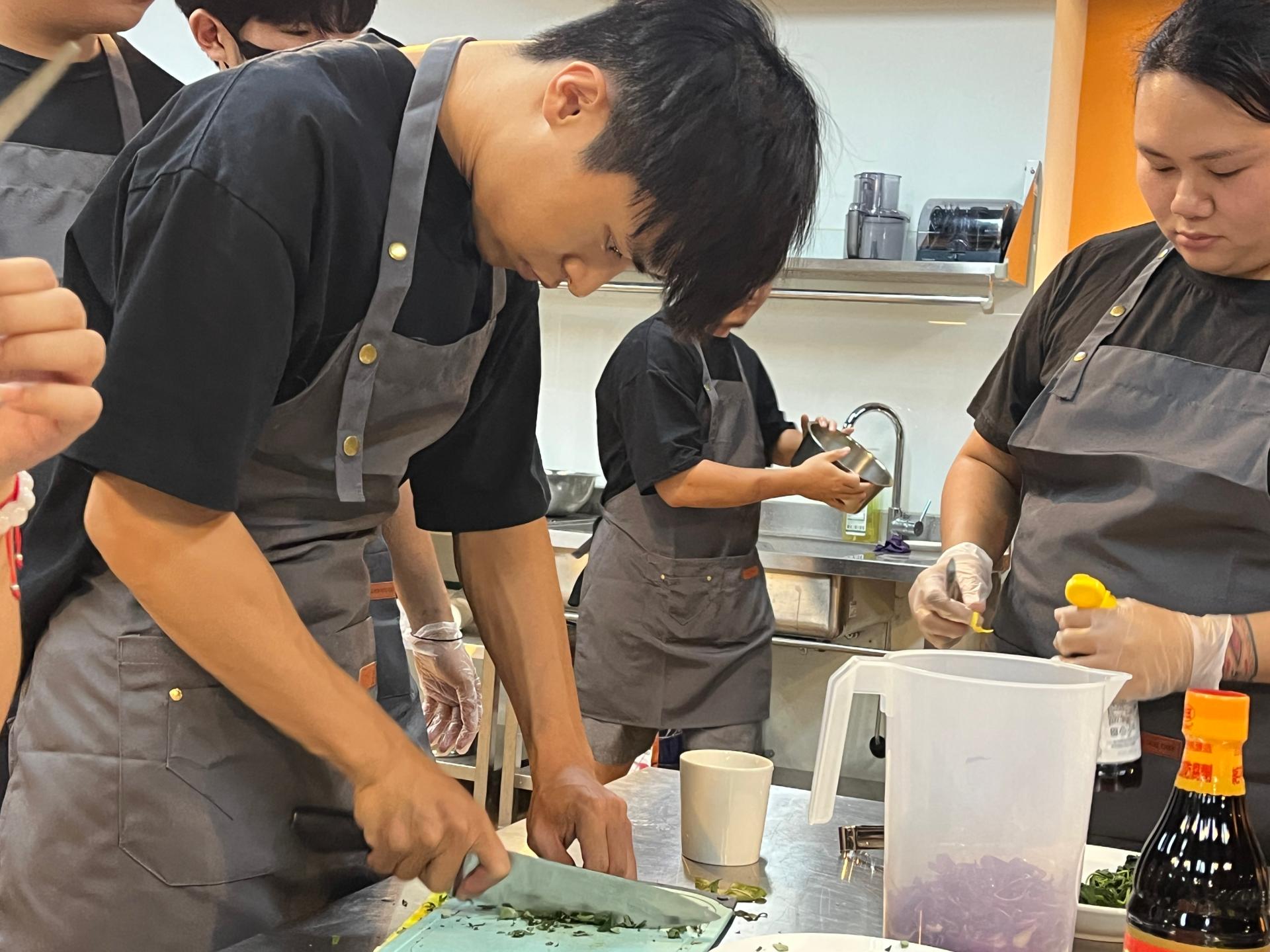 同學練習切菜