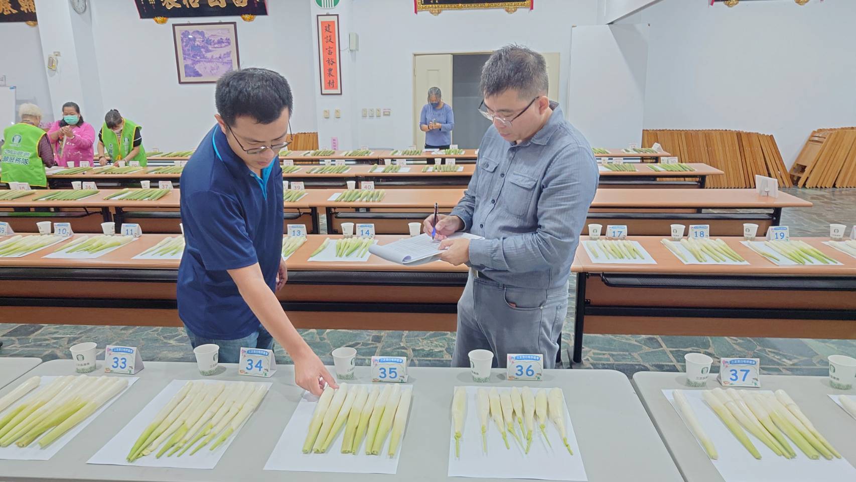 10月22日舉辦茭白筍評鑑會，邀請專家學者進行評比。