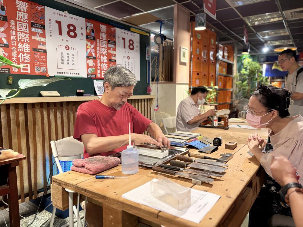活動邀請10幾個攤位提供不同物品的維修服務。