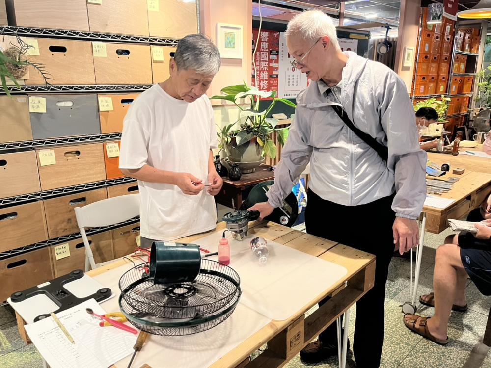 活動邀請10幾個攤位提供不同物品的維修服務。