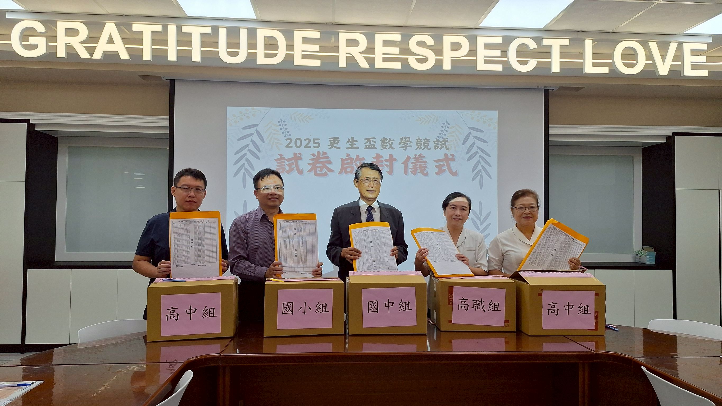 謝社長與東華大學張飛黃教授、官彥良教授及慈中校長廖逸貞、退休校長李玲惠共同主持。