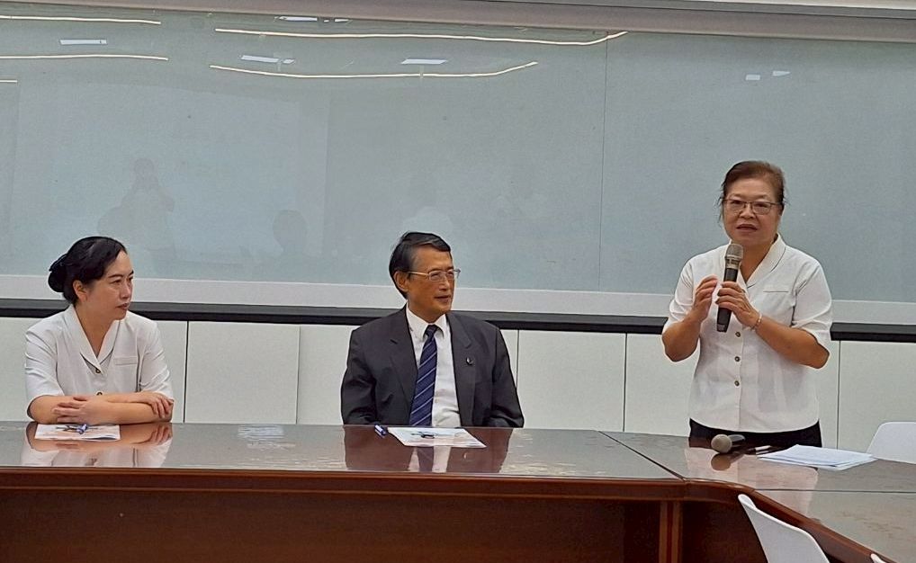 李校長肯定慈中與東華大學，將花東地區數學人才培育的棒子，一棒接一棒。