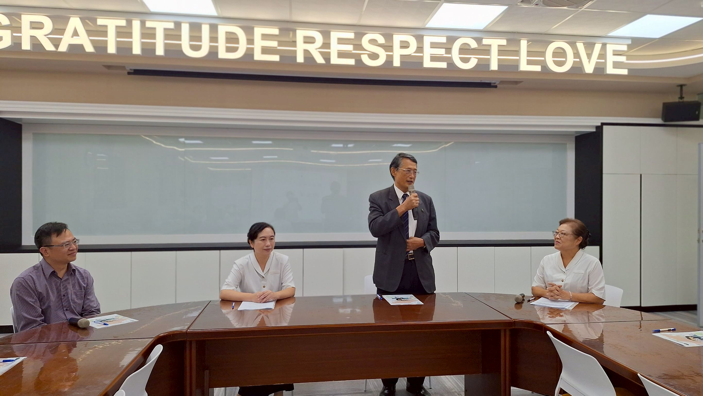 謝社長感恩慈中與東華大學相挺，讓更生盃數學競賽能持續辦理。